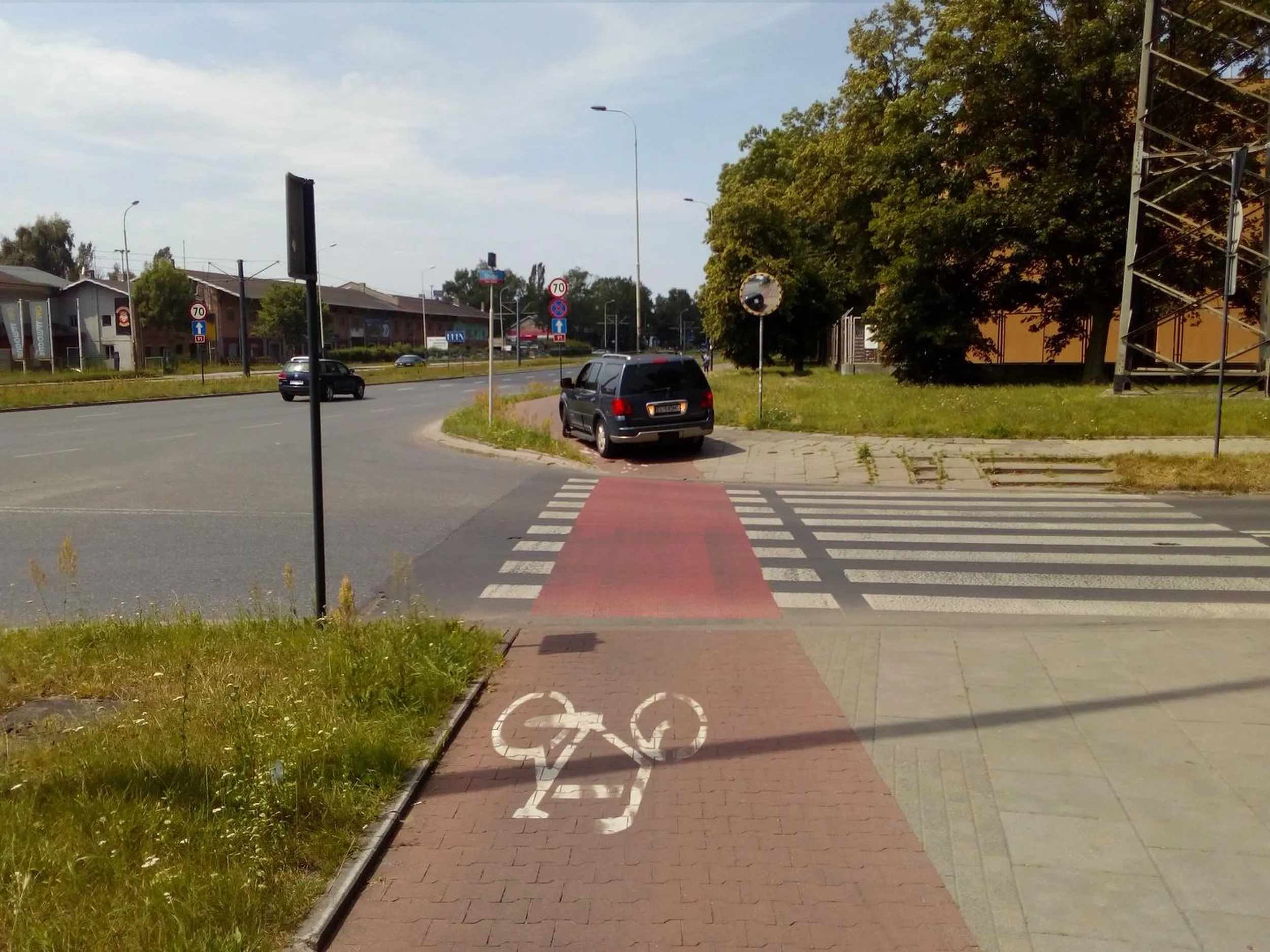 23-06-2025 Łódź, skrzyżowanie Włókniarzy/Struga Ustawa Prawo o Ruchu Drogowym  w art.26 ust.3 pkt.3 określa, że kierującemu pojazdem zabrania się jazdy wzdłuż po chodniku lub przejściu dla pieszych. Za stworzenie zagrożenia dla pieszych w takiej sytuacji kierujący pojazdem podlega karze grzywny nie niższej niż 1500 zł... Ignorant najpierw sobie wjeżdża, potem trochę stoi, a potem wyjeżdża. Po chodniku i drodze rowerowej. A co tam! Wolno mu! .