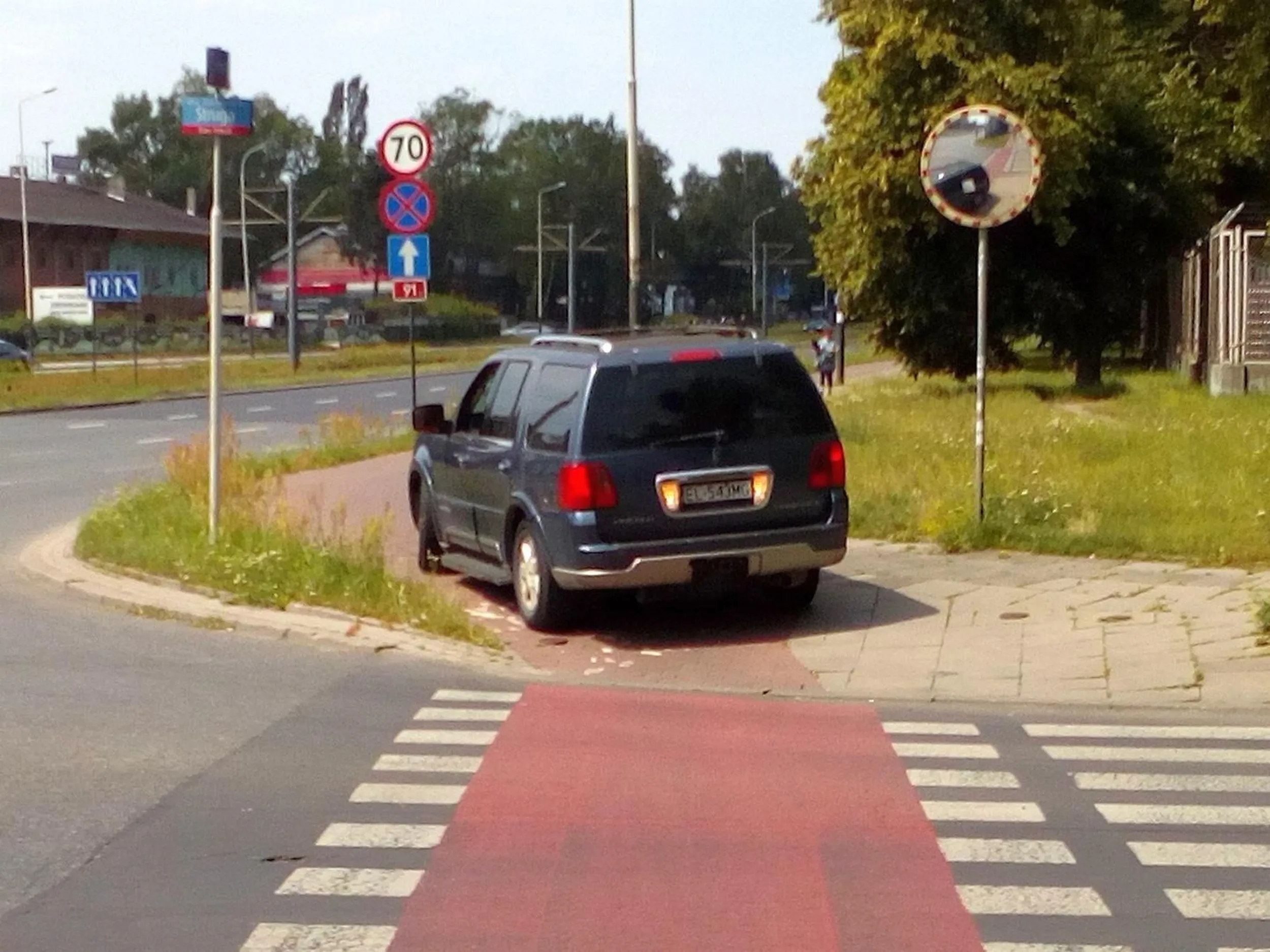 23-06-2025 Łódź, skrzyżowanie Włókniarzy/Struga Ustawa Prawo o Ruchu Drogowym  w art.26 ust.3 pkt.3 określa, że kierującemu pojazdem zabrania się jazdy wzdłuż po chodniku lub przejściu dla pieszych. Za stworzenie zagrożenia dla pieszych w takiej sytuacji kierujący pojazdem podlega karze grzywny nie niższej niż 1500 zł... Ignorant najpierw sobie wjeżdża, potem trochę stoi, a potem wyjeżdża. Po chodniku i drodze rowerowej. A co tam! Wolno mu! .