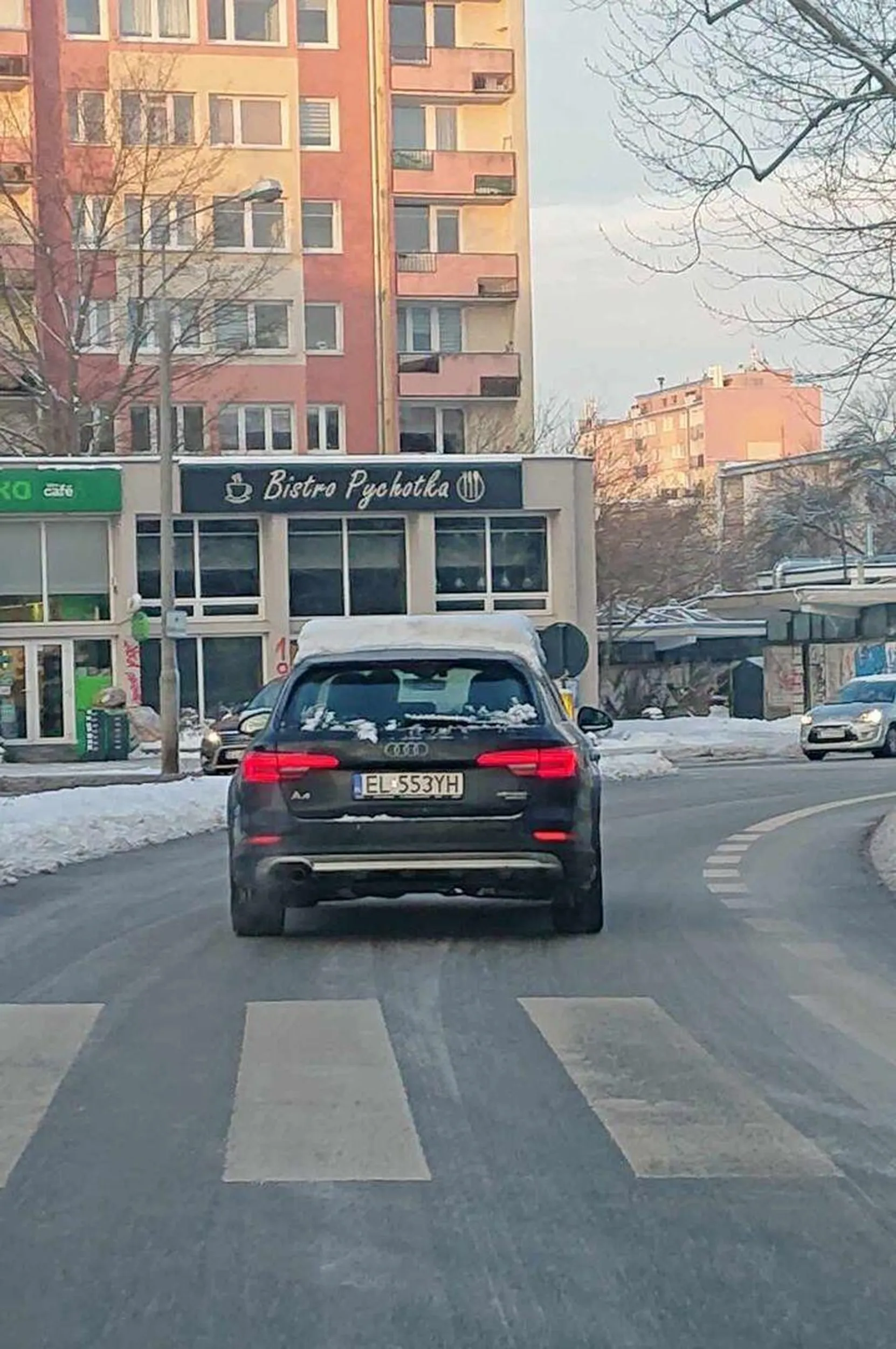 Dociążenie samochodu śniegiem, by tak nie bujało podczas zapinania kolegi