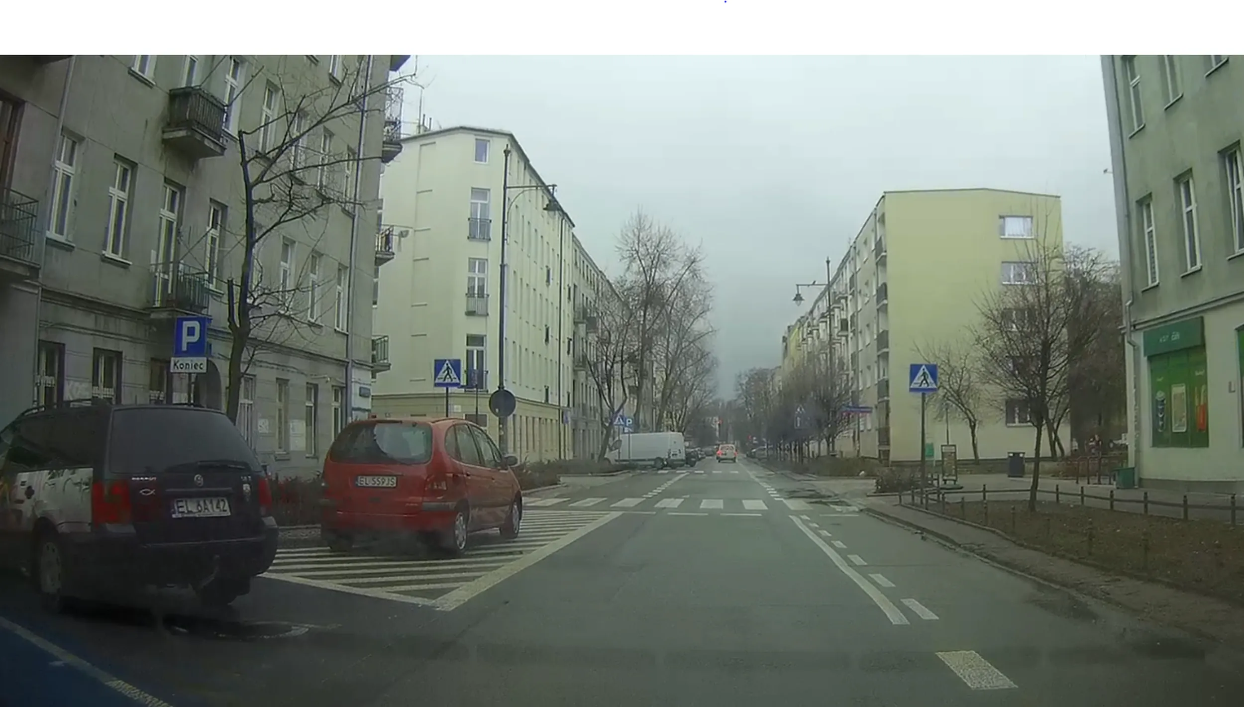 Tak giną ludzie na pasach. Aspołeczna ameba zaparkowana na obszarze wyłączonym z ruchu, tuż przed przejściem. Zza samochodu zaraz wyjdzie dorosła osoba, nie widać jej zupełnie. Tylko dzięki ostrożności obu stron ale i tak nie bez ostrego hamowania obyło się bez potrącenia. Wstyd, człowieku!