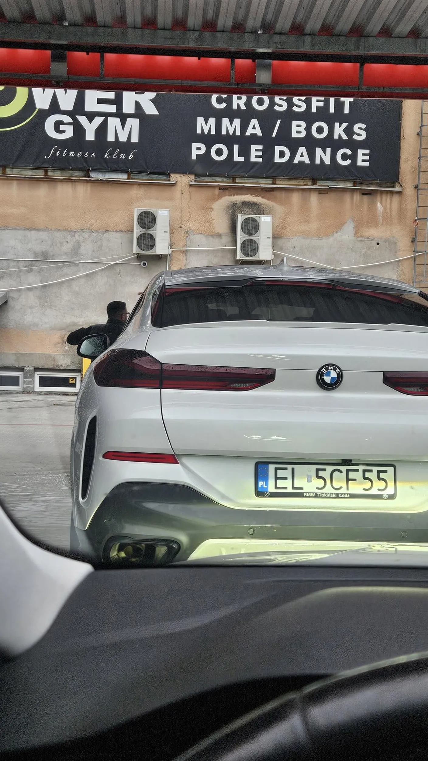 Modli się na myjce. Zamiast jechac to pali kiepa