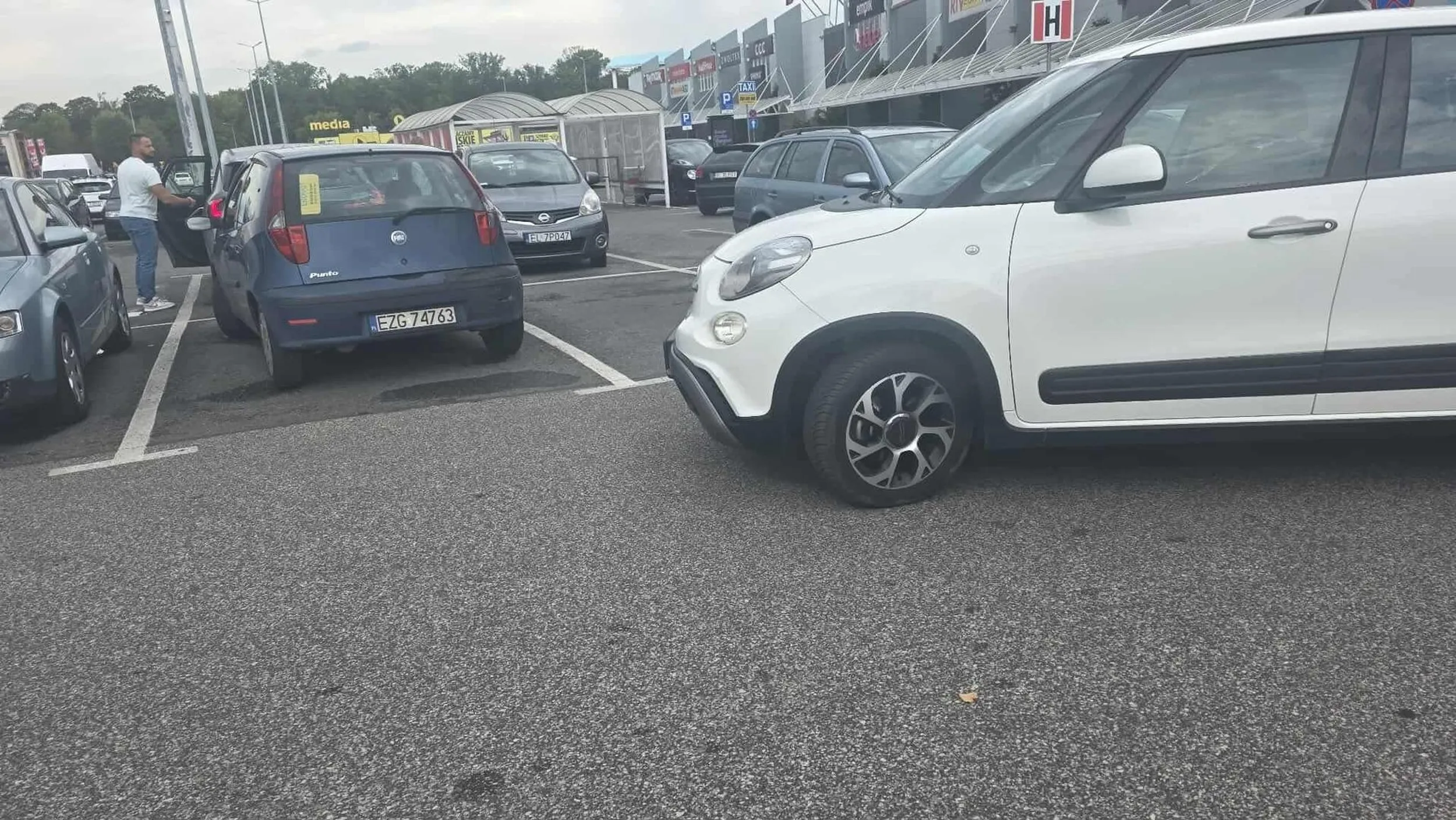 Kobieta zarazem ślepa jak i bezmyślna.. mimo iż samochód może jednak nie drogi ale zachaczyla o niego popychając na drugi i uciekła jak dzik w sosnę ? oj Babo.. naucz się poruszać po parkingu !!