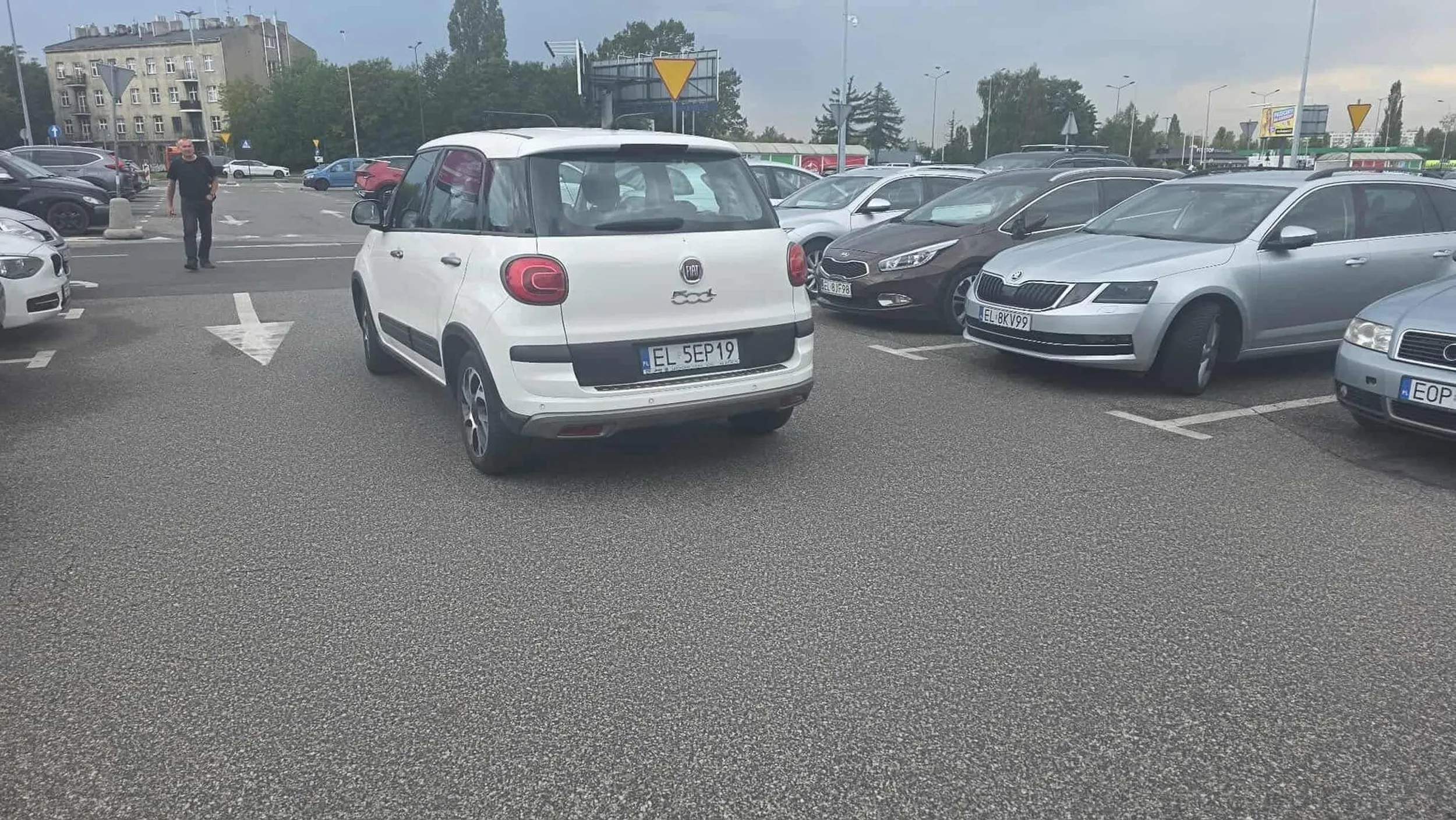 Kobieta zarazem ślepa jak i bezmyślna.. mimo iż samochód może jednak nie drogi ale zachaczyla o niego popychając na drugi i uciekła jak dzik w sosnę ? oj Babo.. naucz się poruszać po parkingu !!