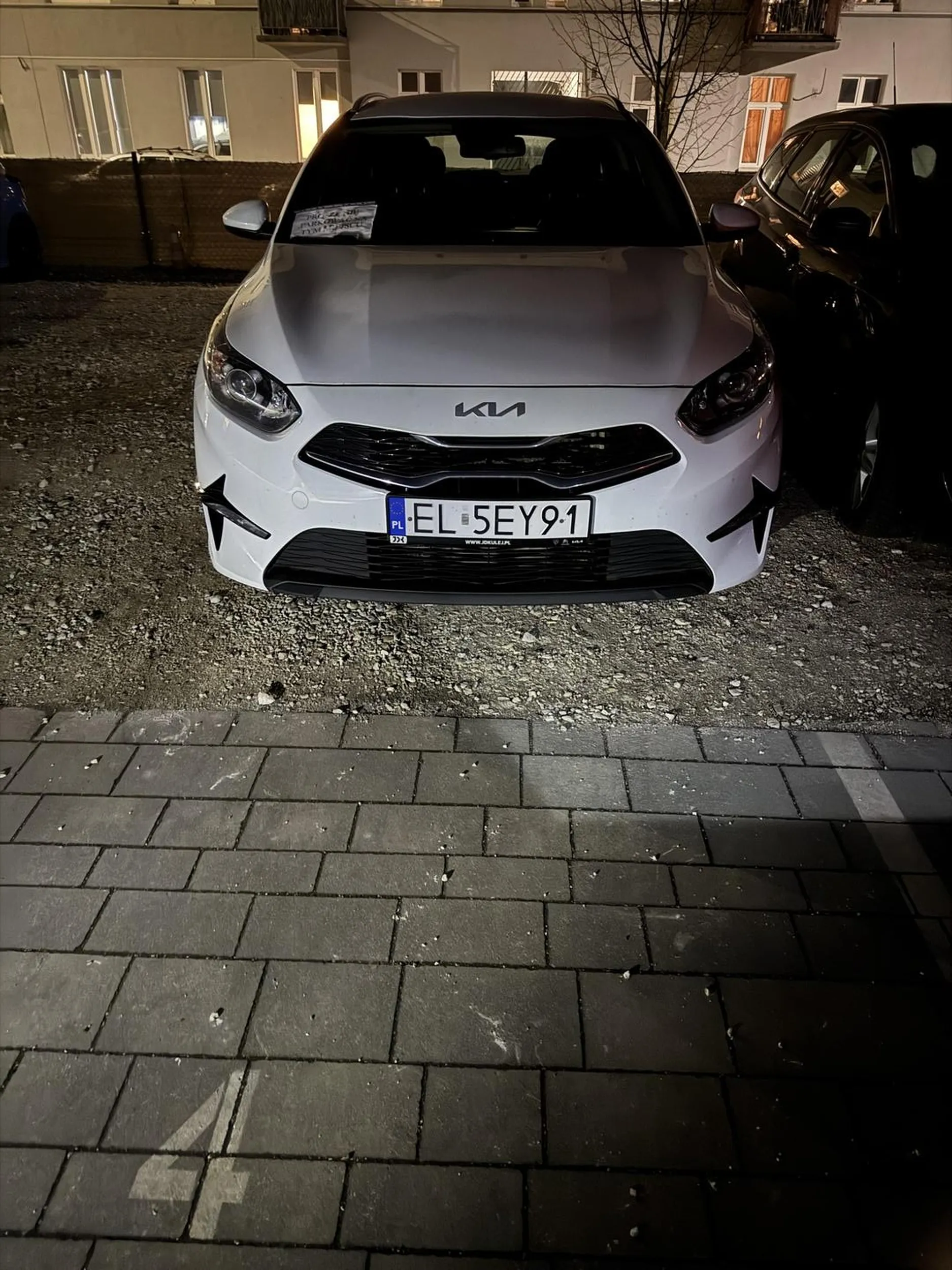 Biedak parkuje nie na swoich miejscach parkingowych, bo go nie stać na własne :(