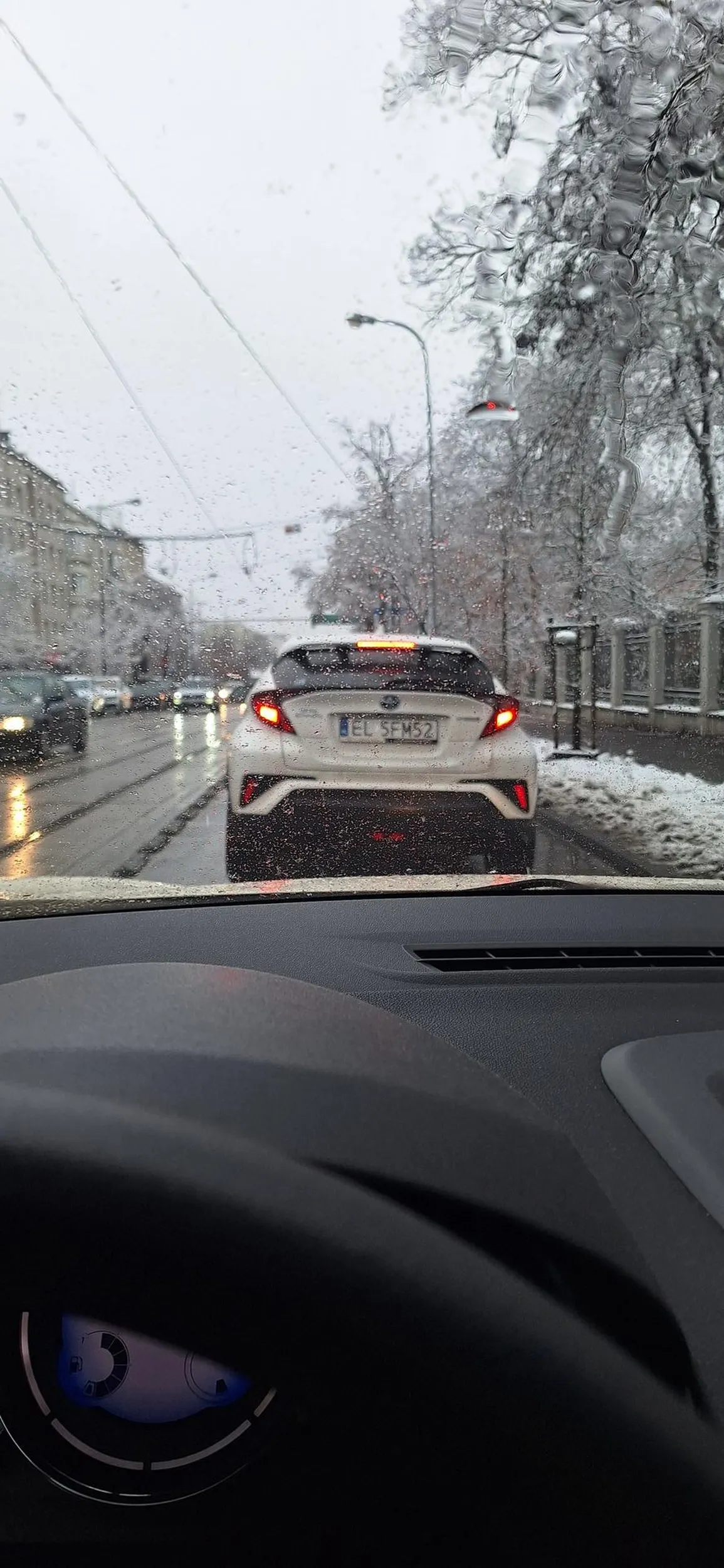 Fajnie gdyby pani za kierownicą nie wpierdalała się jak świnia w Pomidory z ulicy podporzadkowanej w korku i nie wymuszala pierwszeństwa bo ktoś kiedyś pani nie pusci (; [akcja miała miejsce na skrzyżowaniu Narutowicza i Matejki]