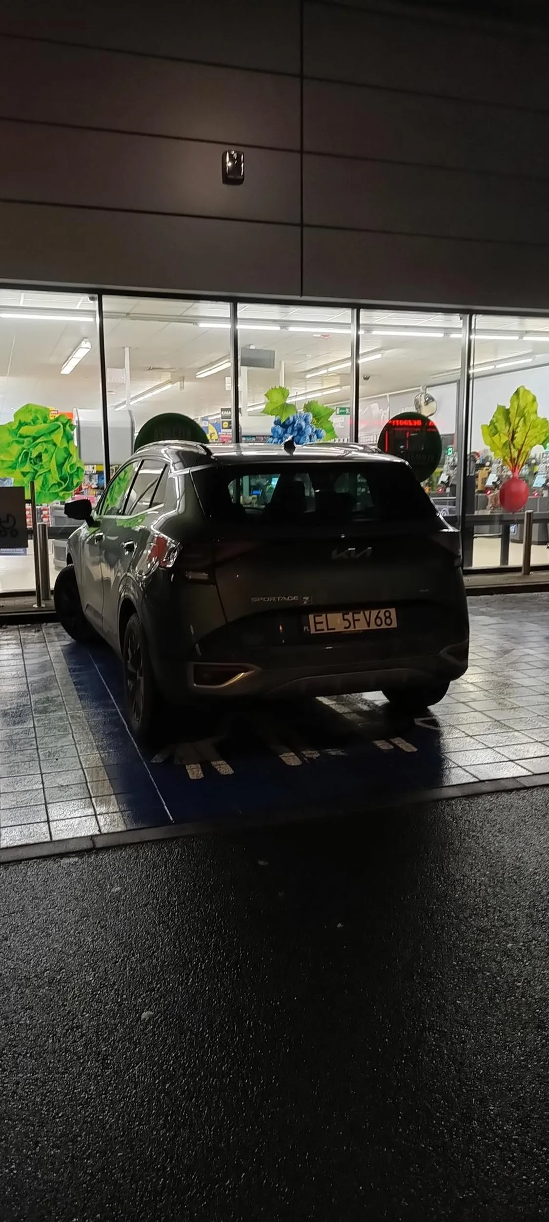 Nowobogackie wafle z Olechowa, parkują pod Lidlem na miejscach przeznaczonych dla rodzin z dziećmi.  Fotelika wewnątrz brak. No tak zajebiście wygodnie, nogi będą boleć jak się stanie na normalnym. Lidl przy ul Zakładowej . ŁÓDŹ