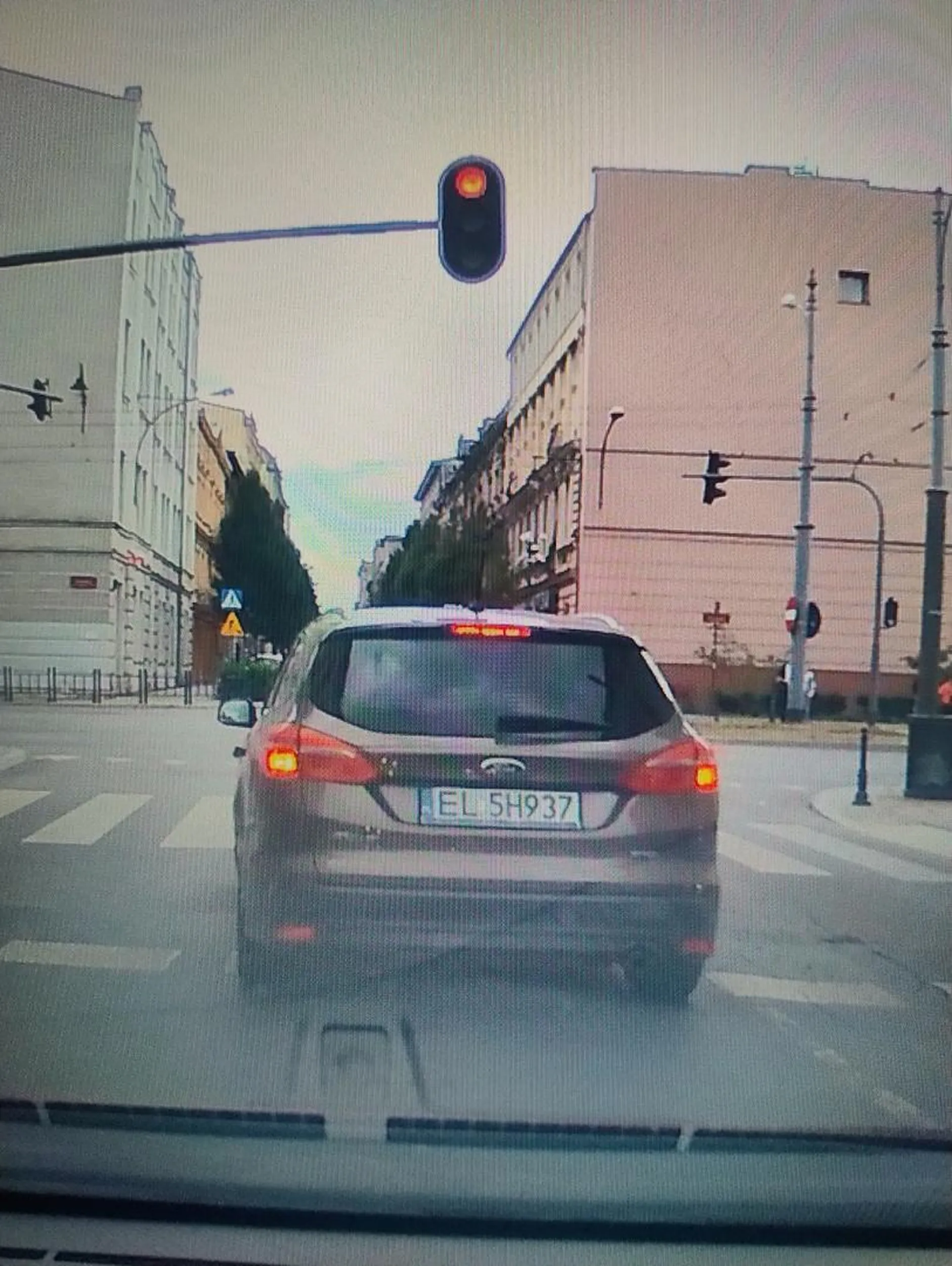 Pan to chyba na czerwonym lubi sie rozmyślać i mimo iż widzi żółte i ma czas na hamowanie to i tak jedzie na czerwonym ;) Jechałem za nim wcześniej to juz powolutku przejeżdża przez czerwone światło i patrzy czy reszta jedzie. Co go tak rwie do przodu? ?