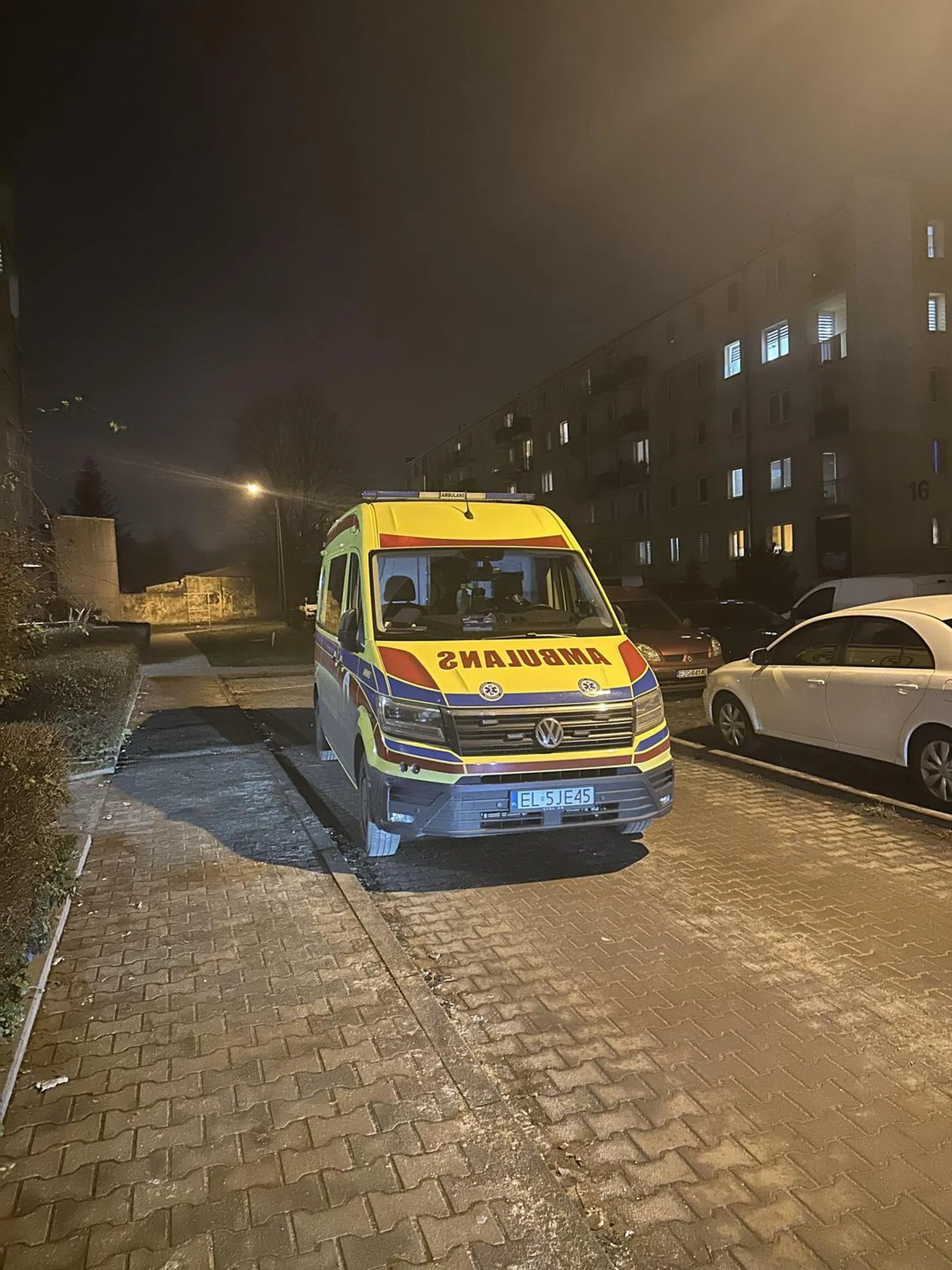 Serdecznie nie pozdrawiam :/ zablokowany cały wjazd… nie stał na sygnałach dźwiękowych ani świetlnych. Nie był na żadnej interwencji.