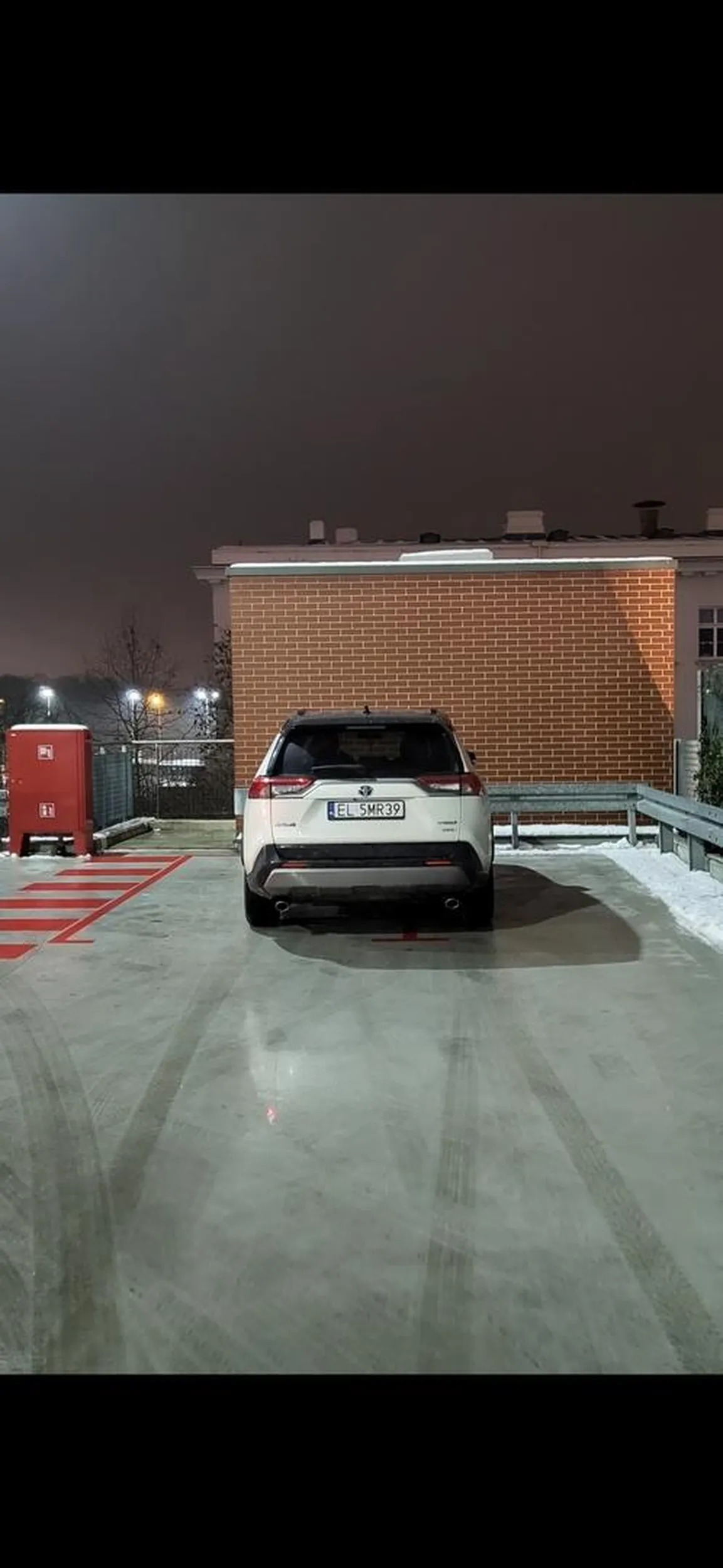 Zatłoczony parking w galerii ale trzeba zajać dwa miejsca