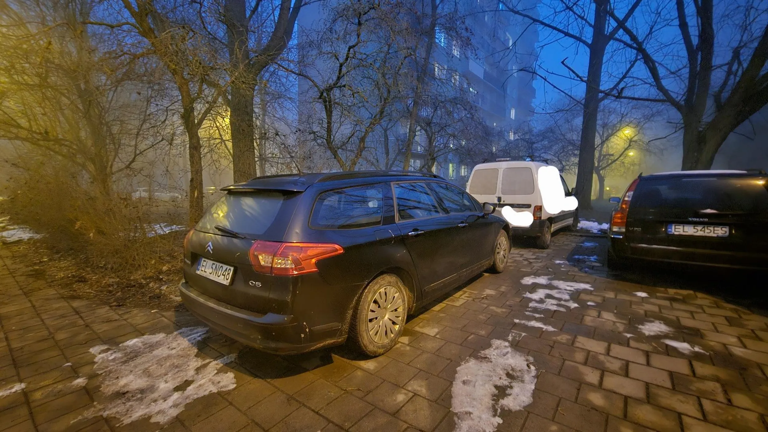 Panu przeszkadza że z żoną mieścimy dwa auta. Więc zablokował mi wyjazd swoim autem bo to w okolicy jego bloku