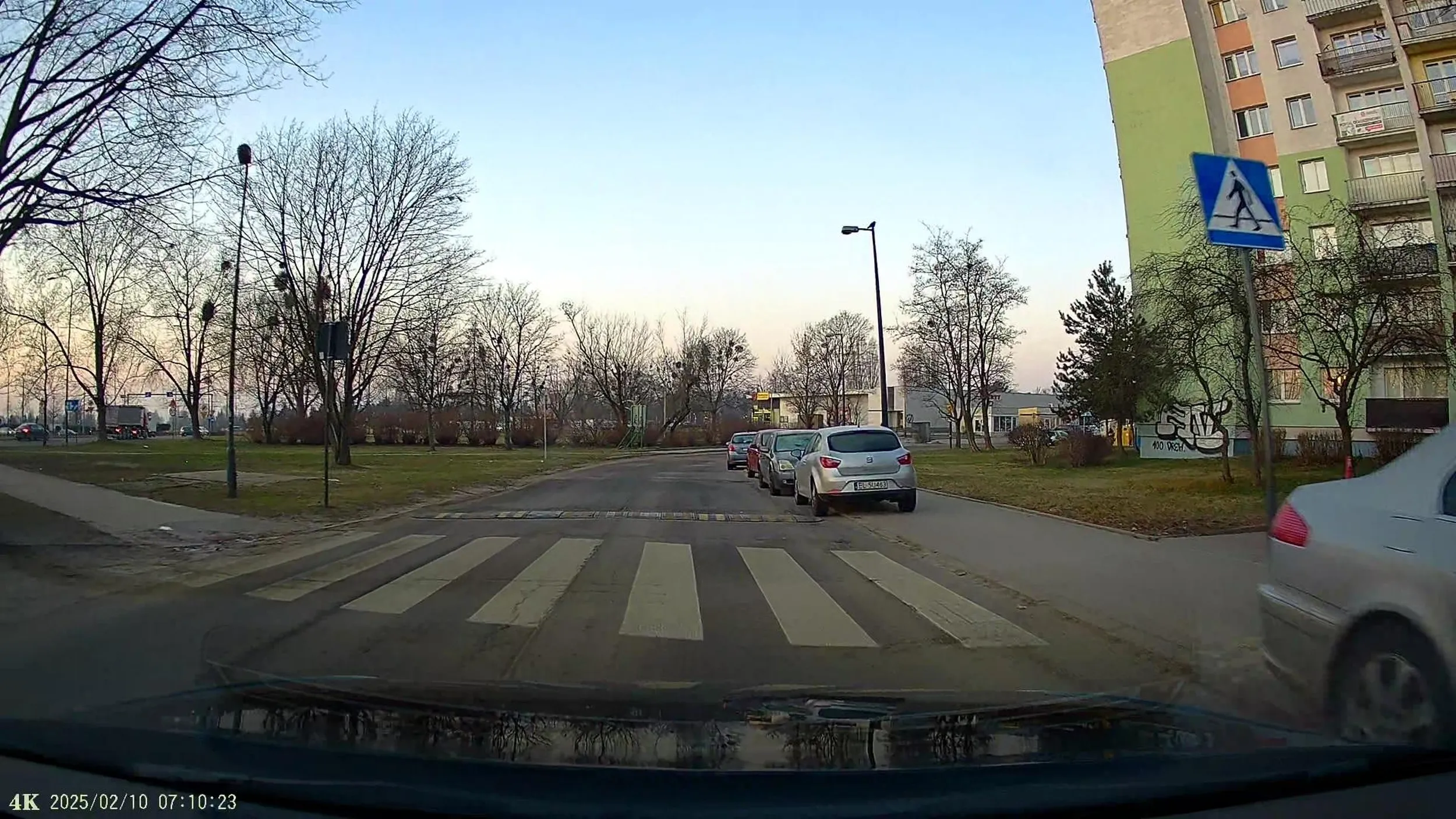 Nie wolno parkować pojazdu na chodniku w odległości mniejszej niż 10 metrów przed przejściem dla pieszych.