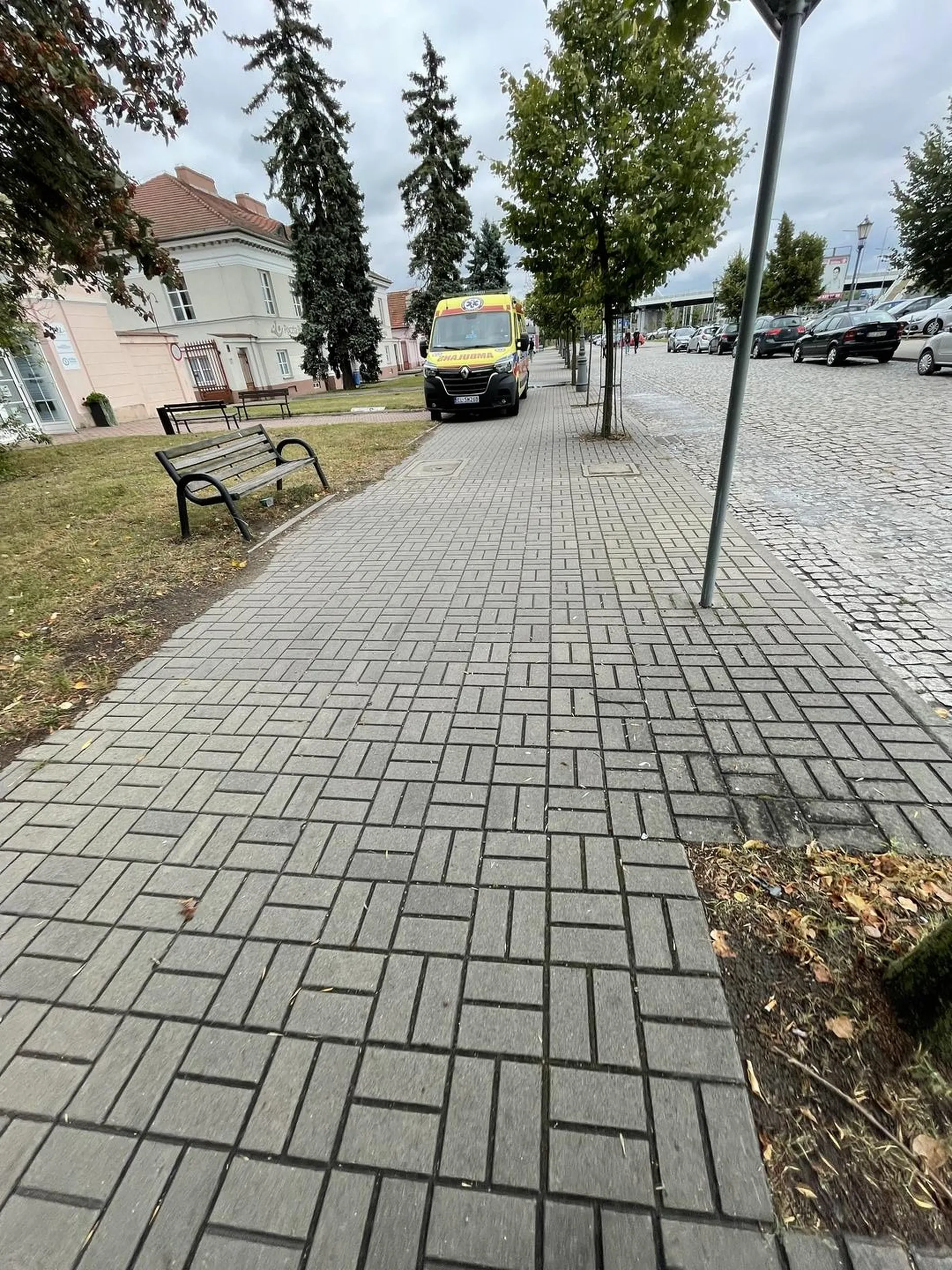 Panowie z karetki, jak do sklepu to się nie parkuje na chodniku
