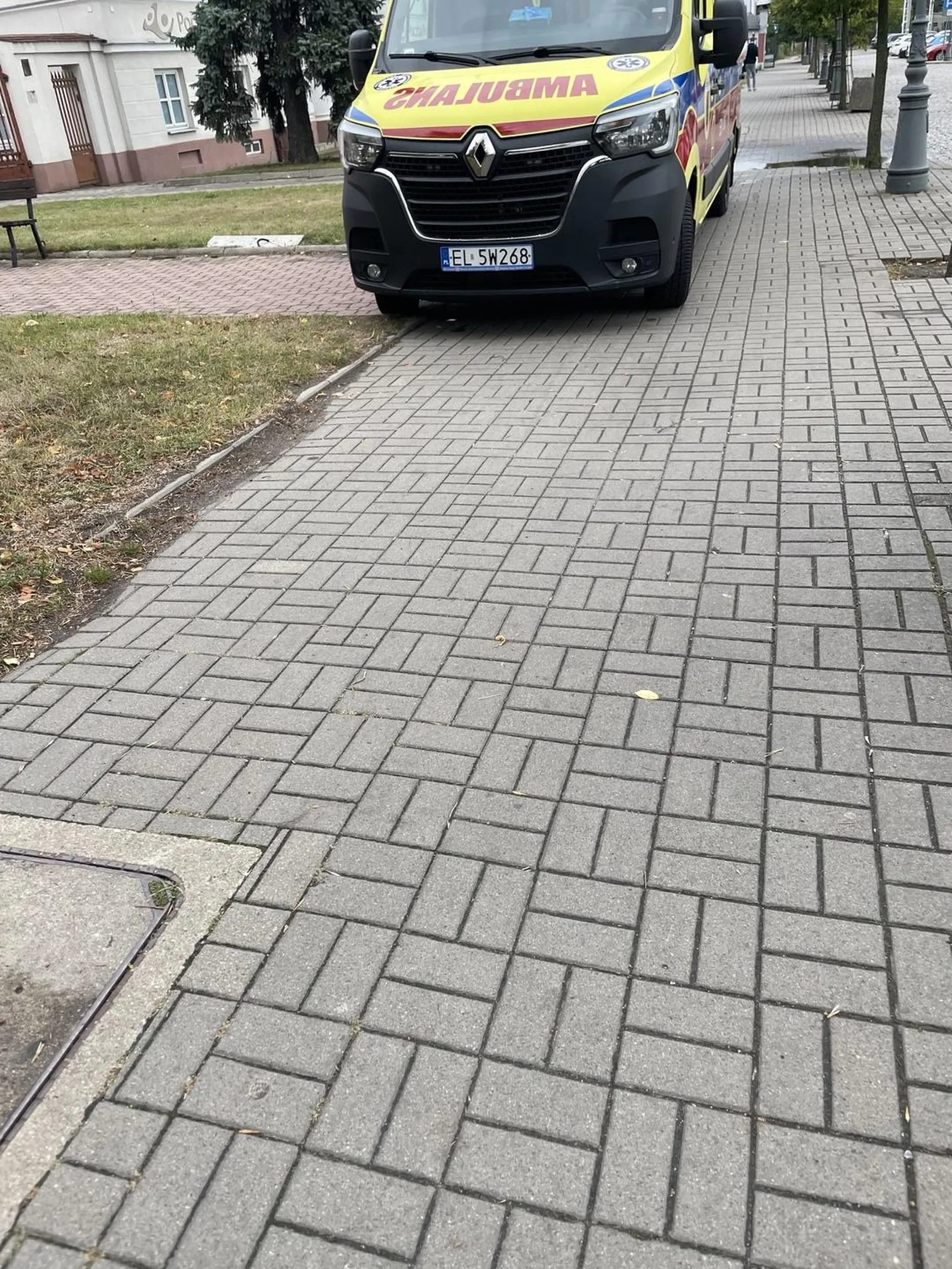 Panowie z karetki, jak do sklepu to się nie parkuje na chodniku