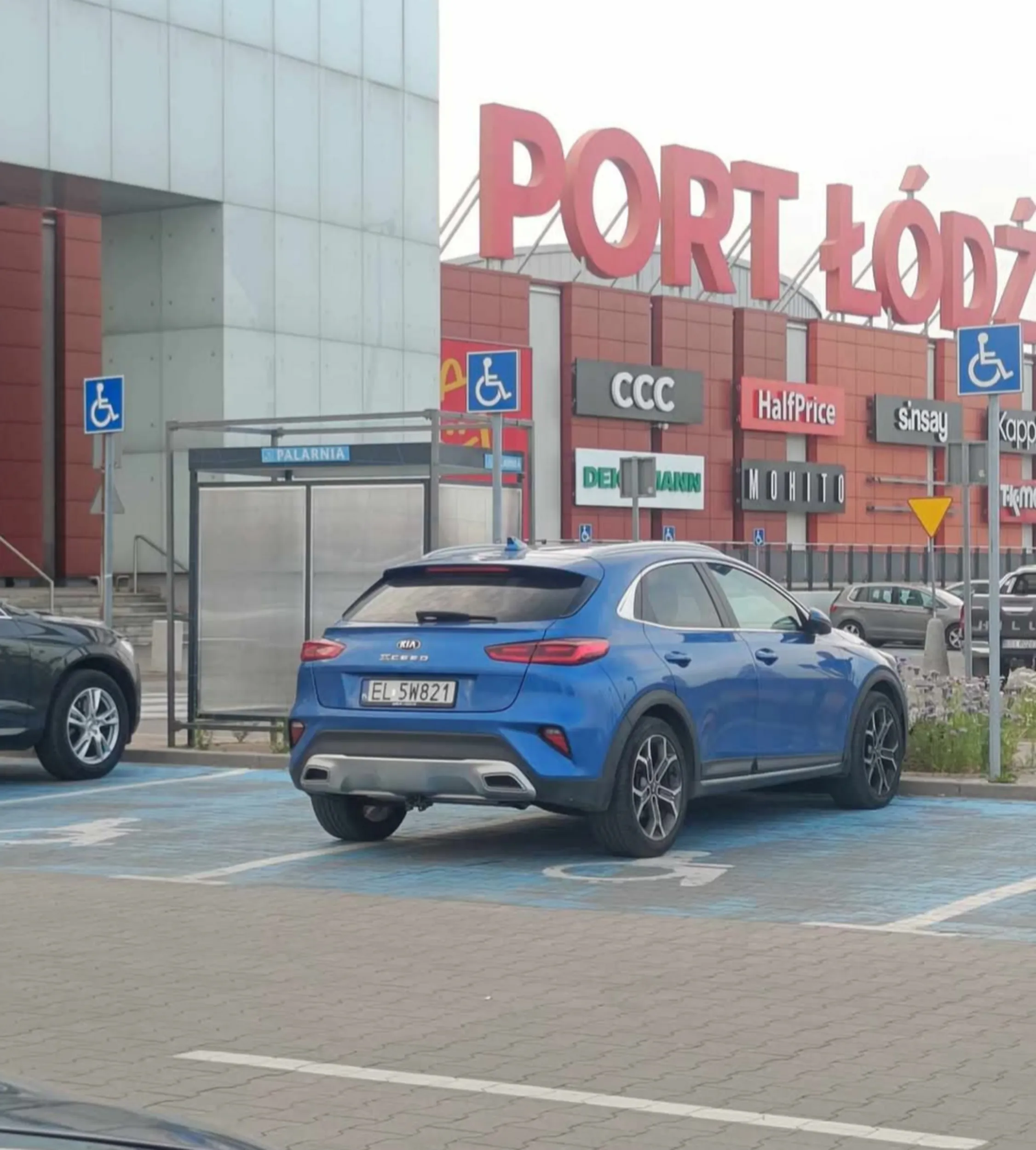 Dwie Panie zajęty dwa miejsca dla osób niepełnosprawnych pod Port Łódź.  Karma wraca . Zabrałaś miejsce ? Zabierz niepełnosprawność !!!