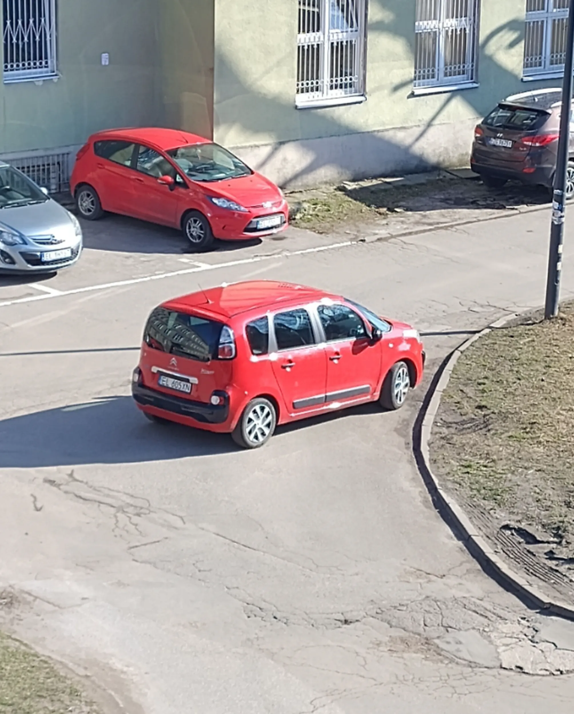 Kierowco jeśli chcesz by twoje dziecko czegoś się nauczyło w życiu to pokaż to na własnym przykładzie i nie parkuj w poprzek jezdni pod szkołą.