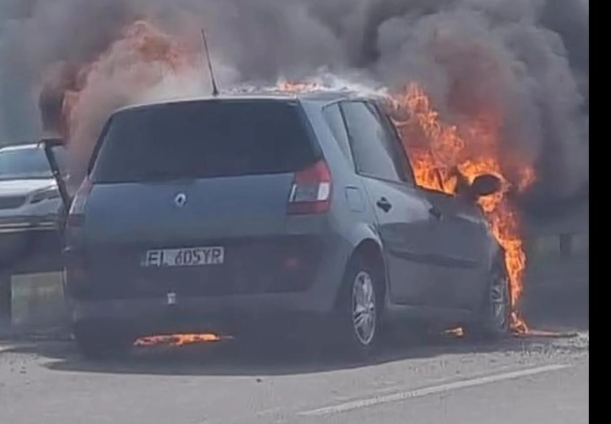 Auto stoi w plomieniach!