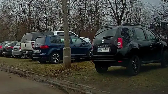 Rozjeżdża trawniki we własnym mieście