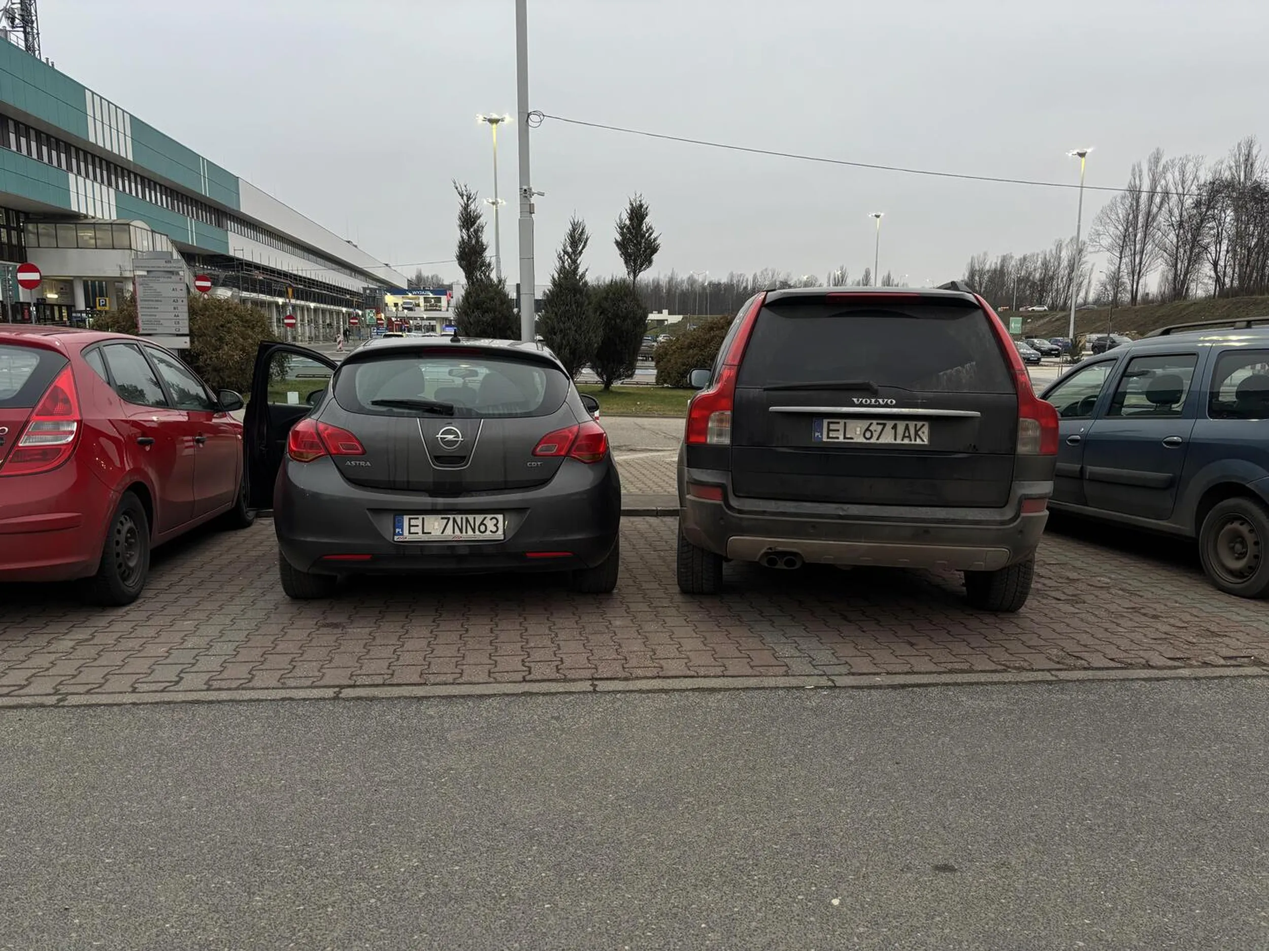 Jeszcze troszeczkę a Pani z Volvo by mnie zakleszczyła. Mistrzyni parkowania ?