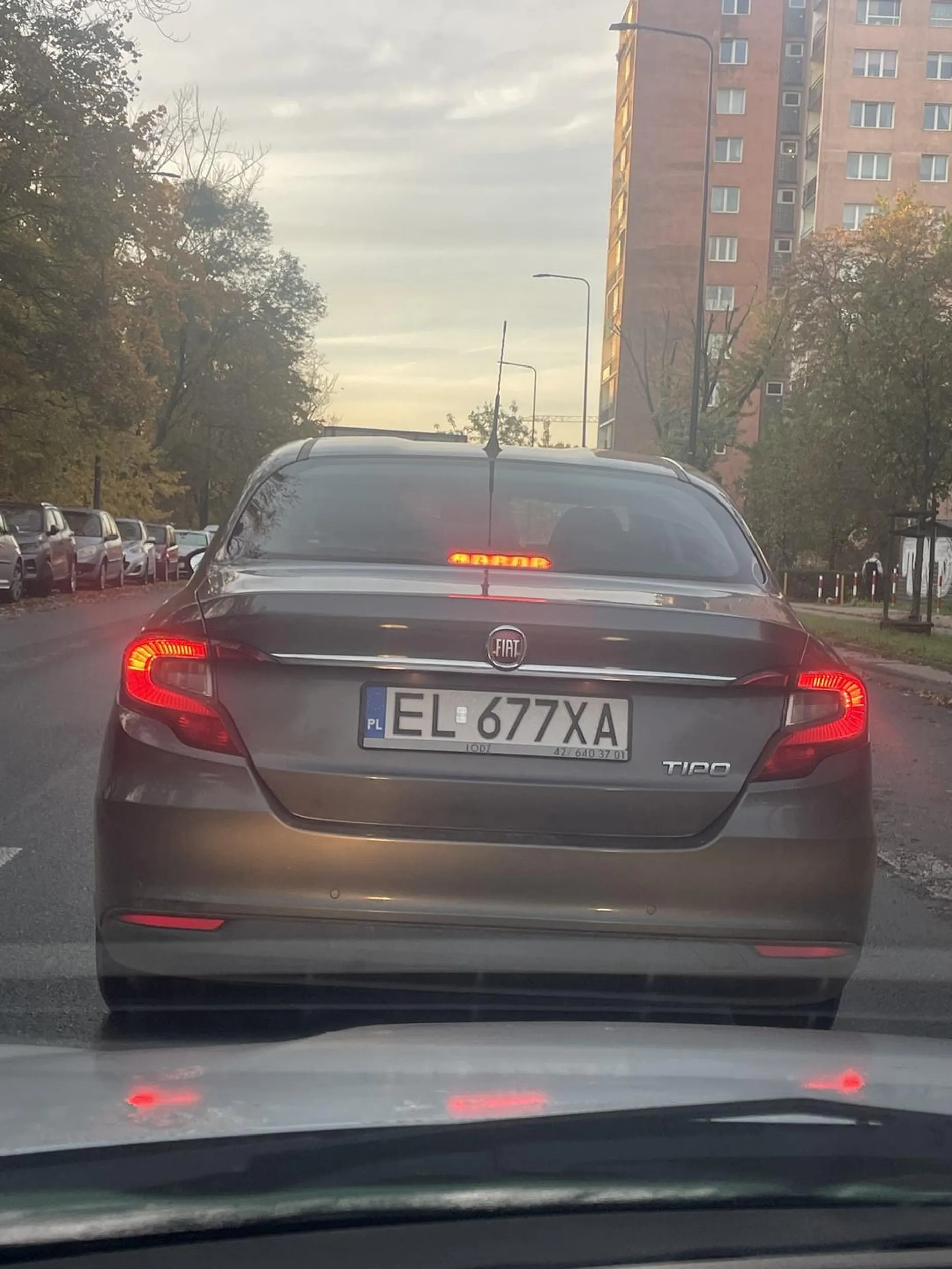 Jeb ieta pi do idz na nauke jazdy i dopiero wsiadaj za kolko. Nie dosc ze zmieniasz pas NA SKRZYZOWANIU to jeszcze robisz to nagle przed sama maske i jeszcze sie poblazliwie usmiechasz. Nastepnie przepuszczasz rowerzyste, ktory jedzie przy innej ulicy i nawet sie jeszcze nie zbliza do pasow tylko szkoda ze zamiast skrecic w te ulice ty hamujesz na przeciwnej ulicy!!!!!! Naprawde zycze ci zeby kiedys spotkaly cie takie konsekwencje ze zaczniesz uzywac mozgu o ile go masz