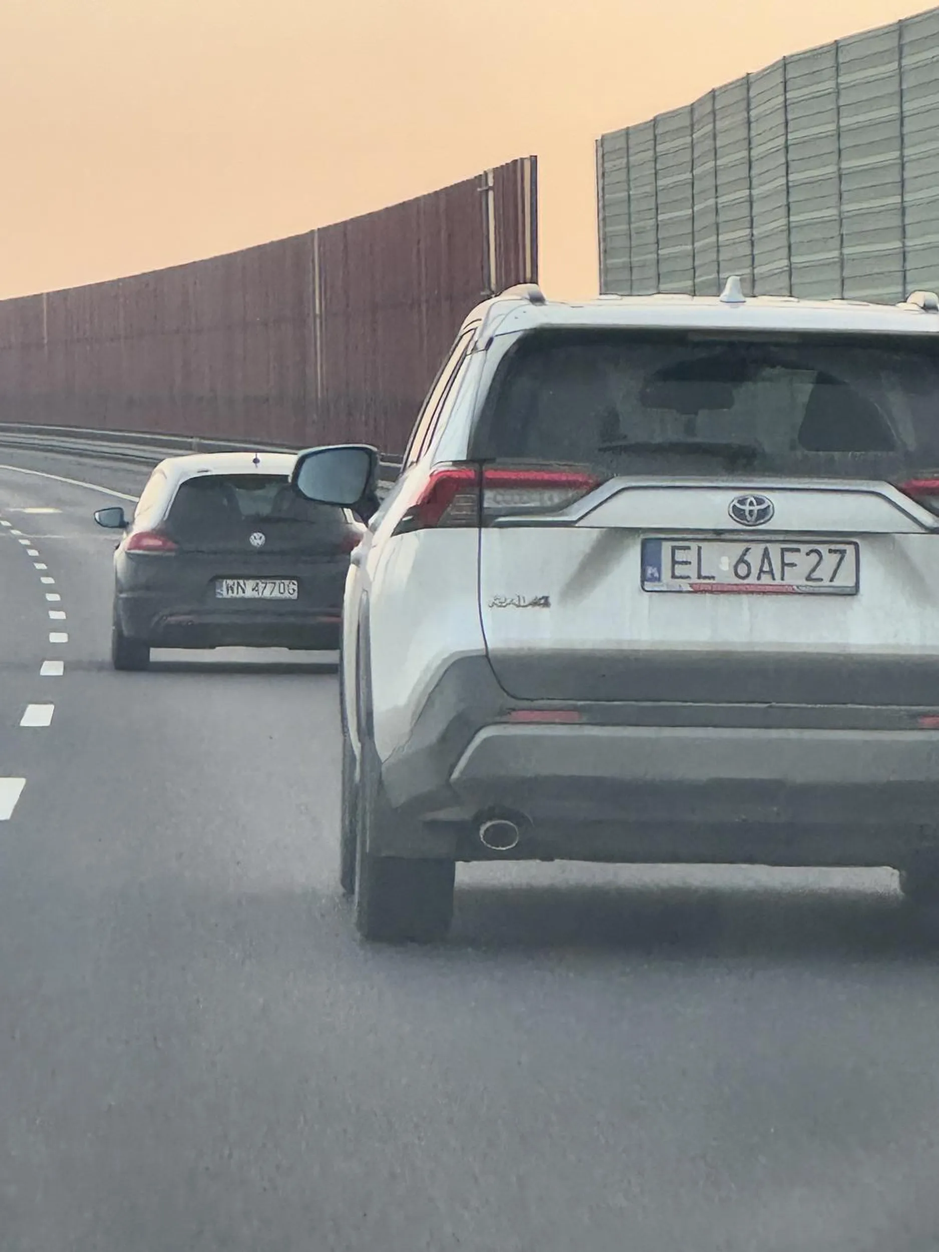 Kierowca nie uważnie wyjechał z prawego na lewy bez kierunkowskazu trzeba było przez śmiecia hamowac stwarza zagrożenie serdecznie go nie pozdrawiam