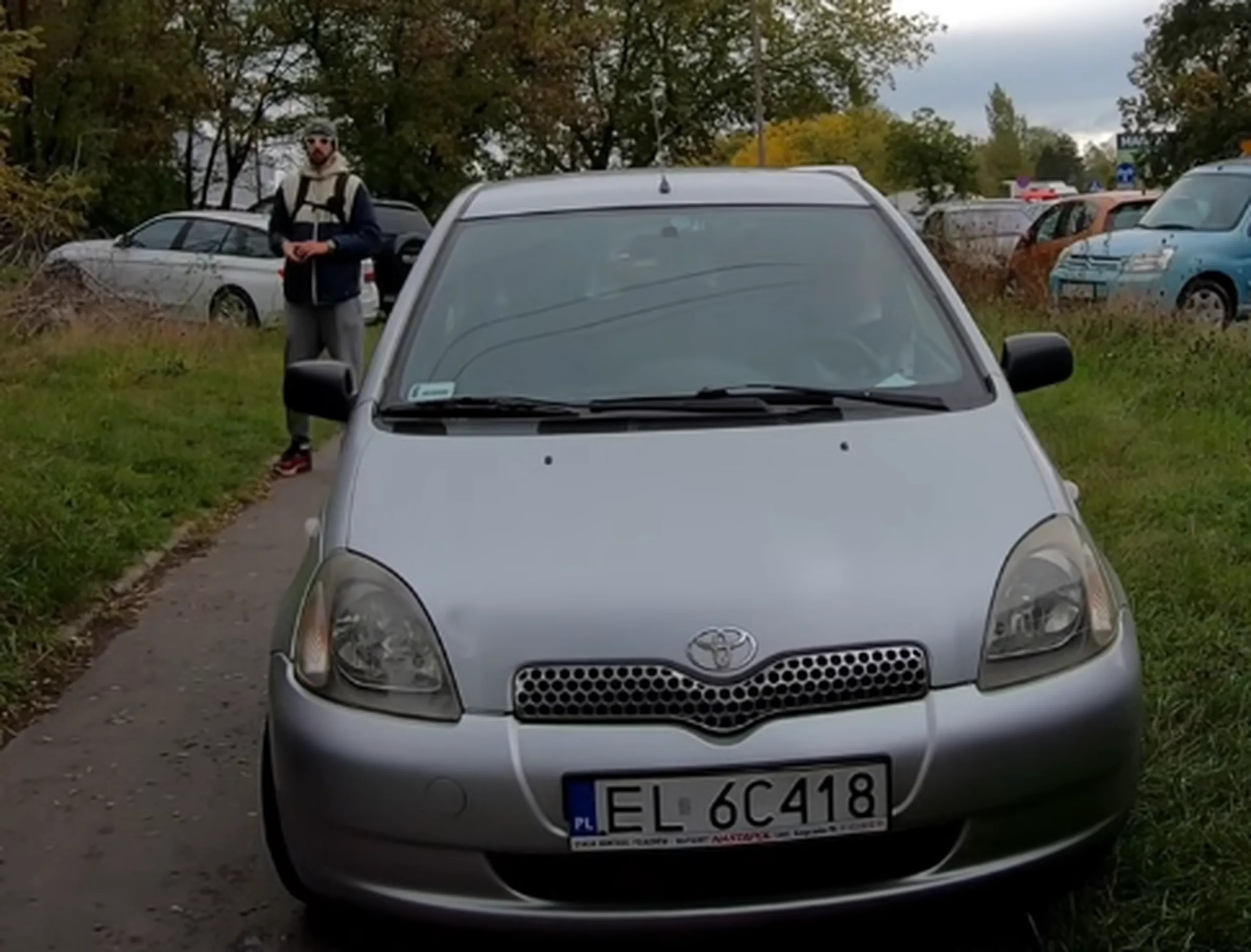 Dzieci marzna, badz polakiem i daj pojechać po chodniku.....
