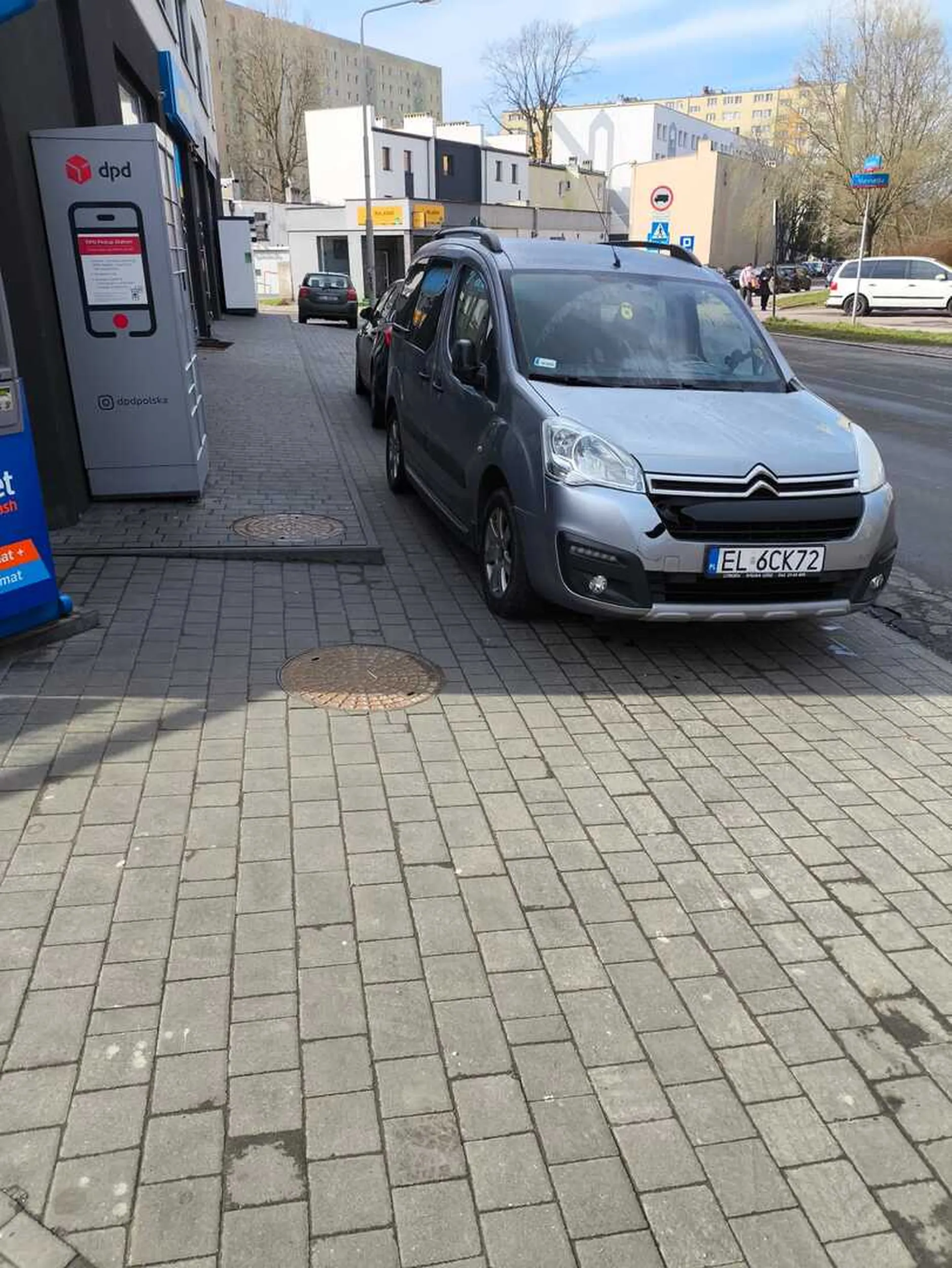 Ludzie z wózkiem i na wózku zawsze mogą przejść ulicą...