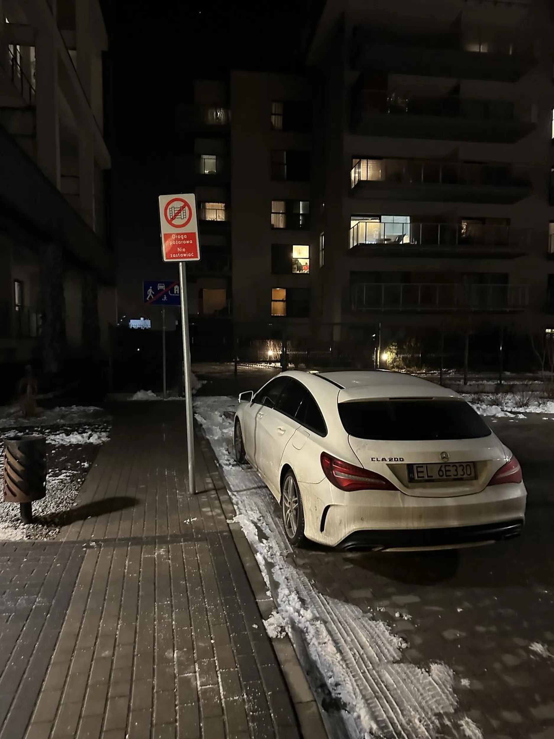 Strefa zamieszkania, droga przeciwpożarowa i brama. A co mu tam, będzie stał kilka godzin.