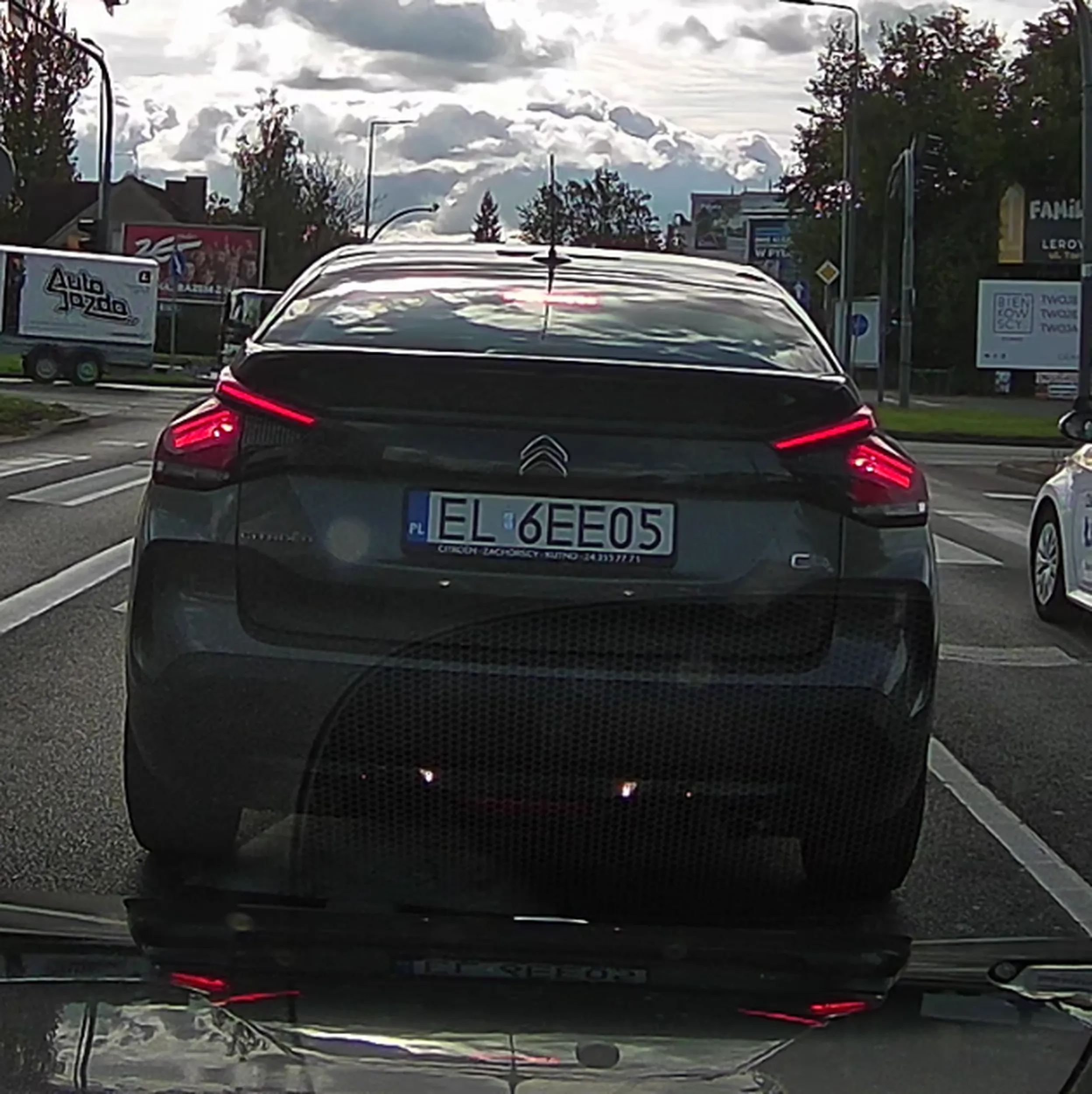 Ciul z Bydgoszczy co jeździ lewym pasem i go blokuje bo skręca za trzy skrzyżowania w prawo,