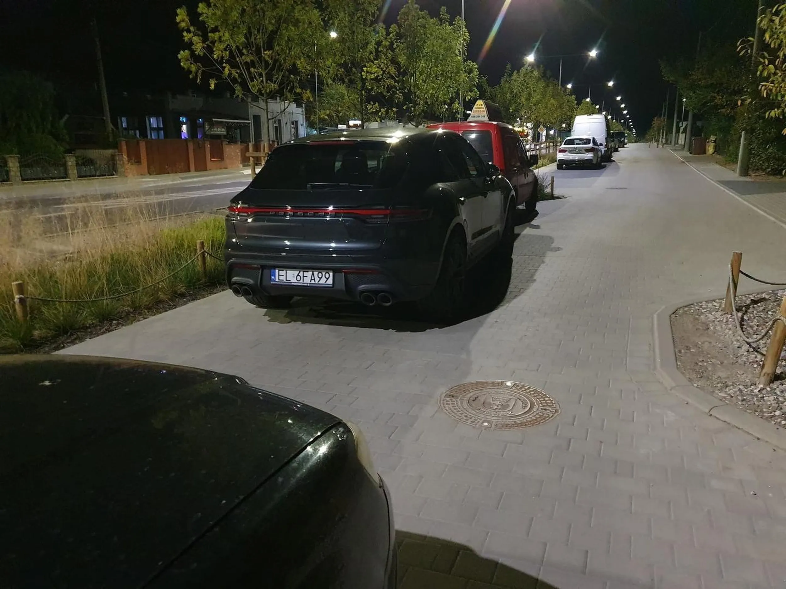 No chłop ewidentnie upośledzony... droga zablokowana na cala noc...