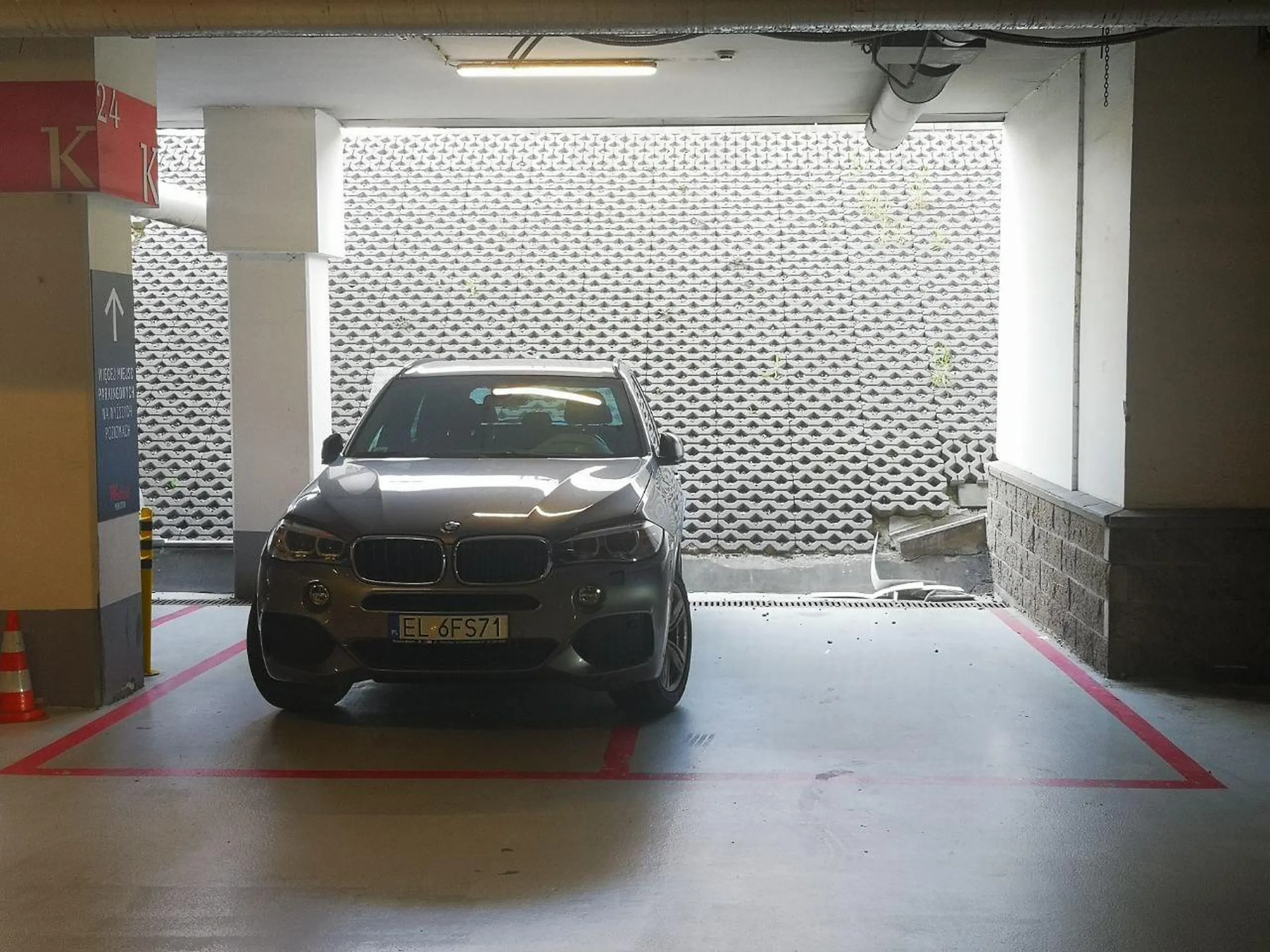 Łodzianin nie może się ogarnąć w parkowaniem w Warszawie. Galeria Mokotów.