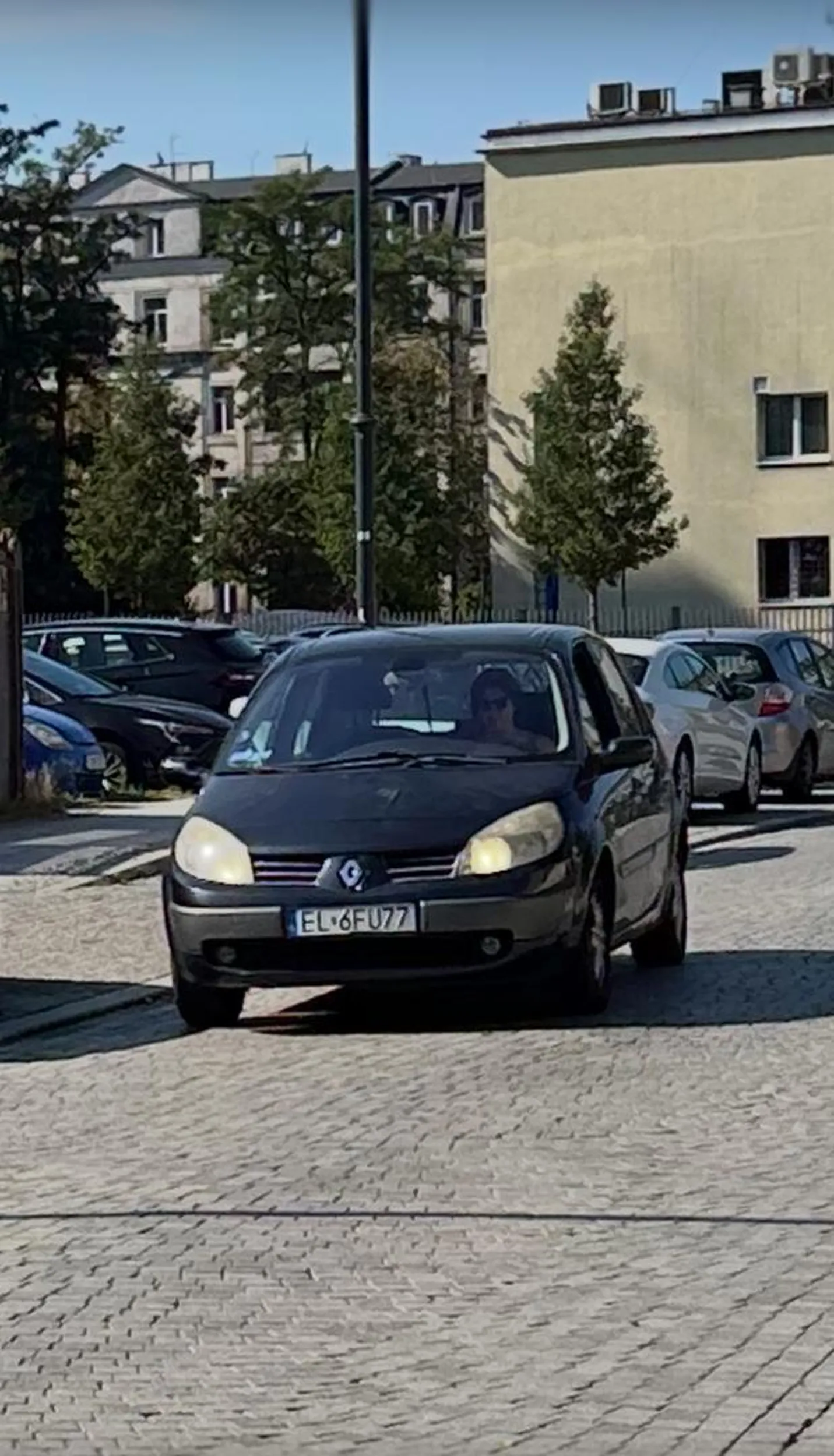 Przy cofaniu wjechała w inne auto i odparła… odjechała z miejsca zdarzenia jakby nigdy nic. proponuje nauczyć się prawidłowo cofać i później wrócić za kierownicę