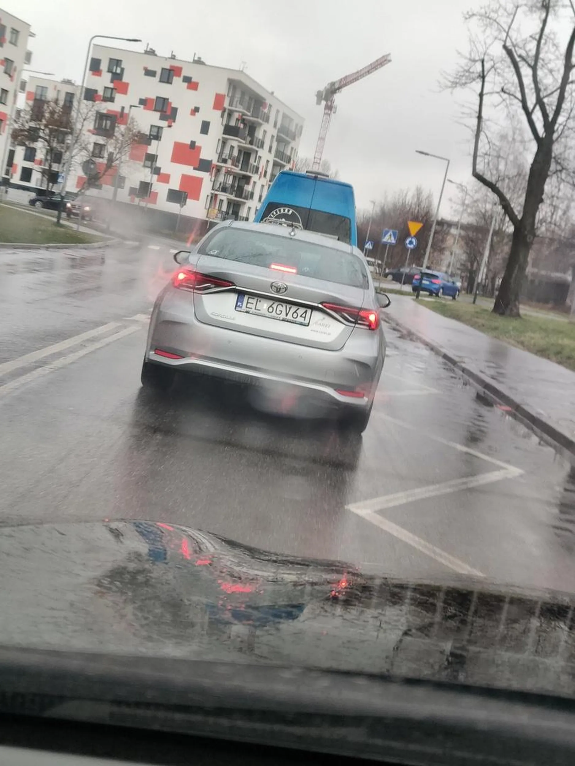 Burak jakich mało. Trąbi po wszystkich jeśli jadą wolniej niż 50 na godzinę w mieście.