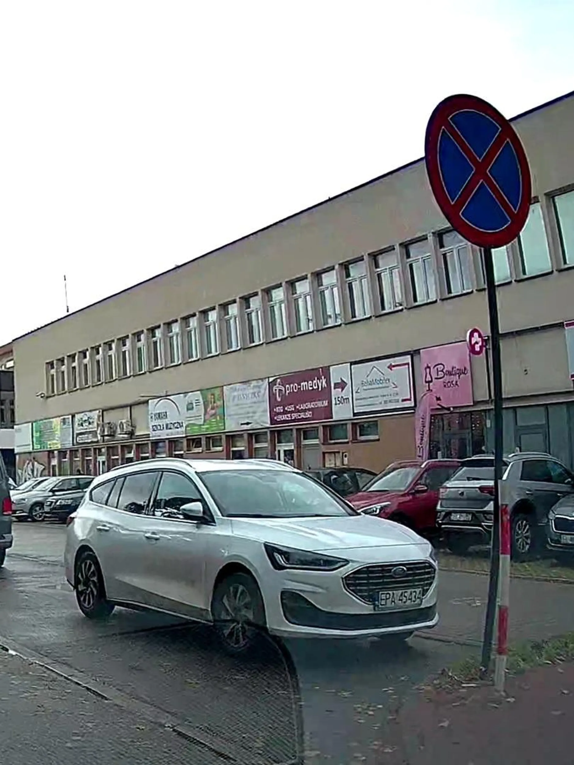 Zakaz zatrzymywania się. Blokujesz wyjazd z parkingu