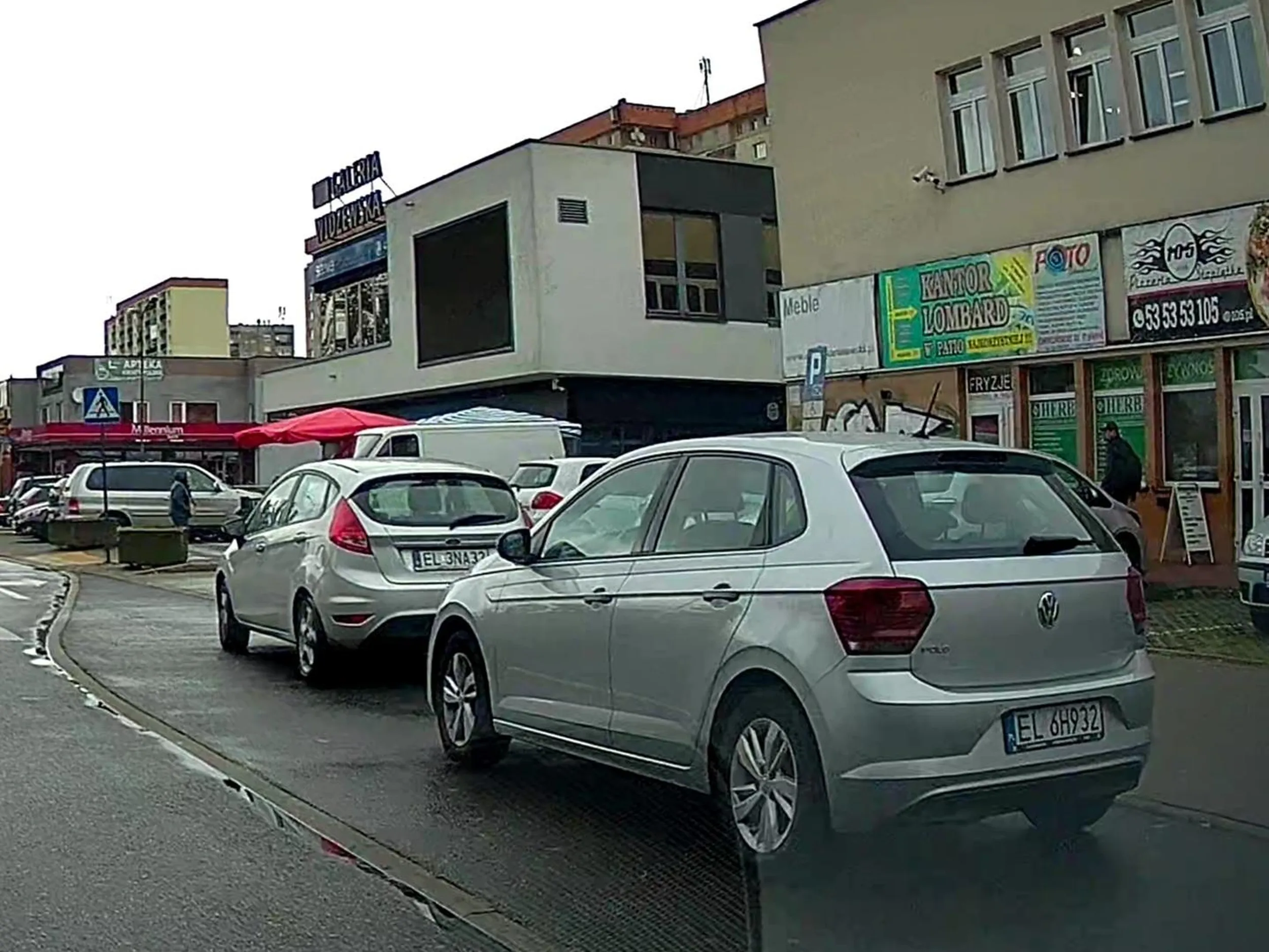 Zakaz zatrzymywania się. Blokujesz wyjazd z parkingu