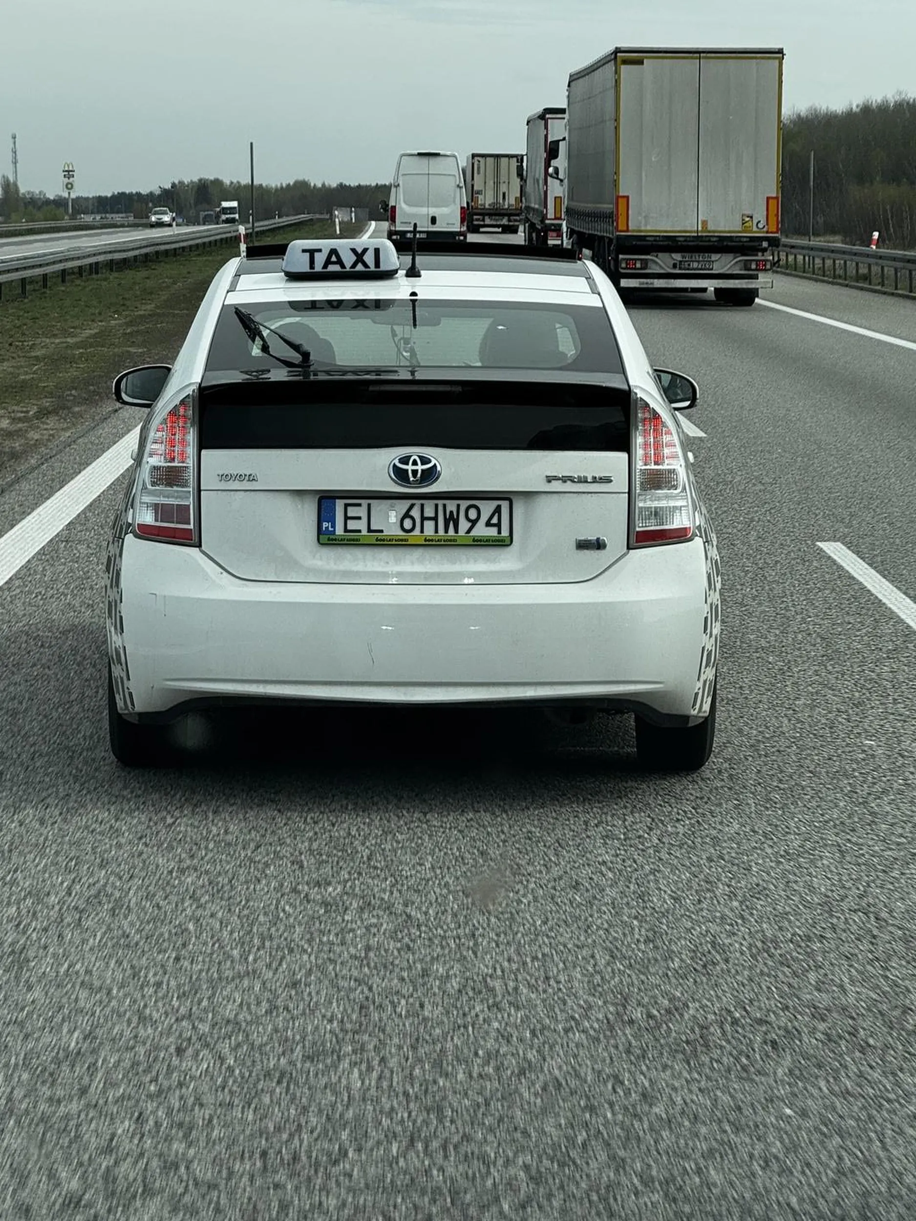 Kolejny szeryf lewego pasa, ma na tyle twardą psychikę że bez wahania wyhamuje ruch na autostradzie.