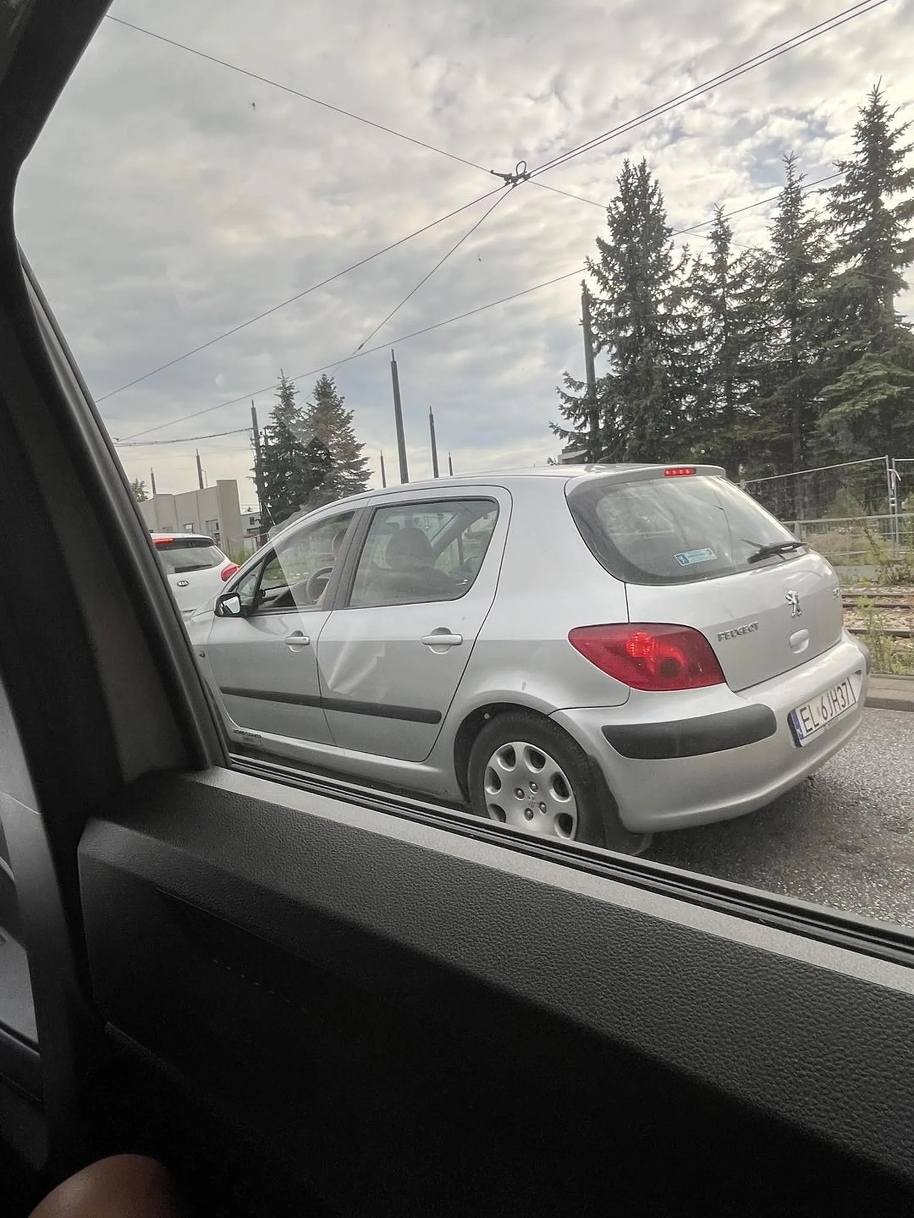 Kierowca nas wyprzedził po czym zwolinił i tamował ruch. Ograniczenie do 50 a jechał 15/20 km/h .