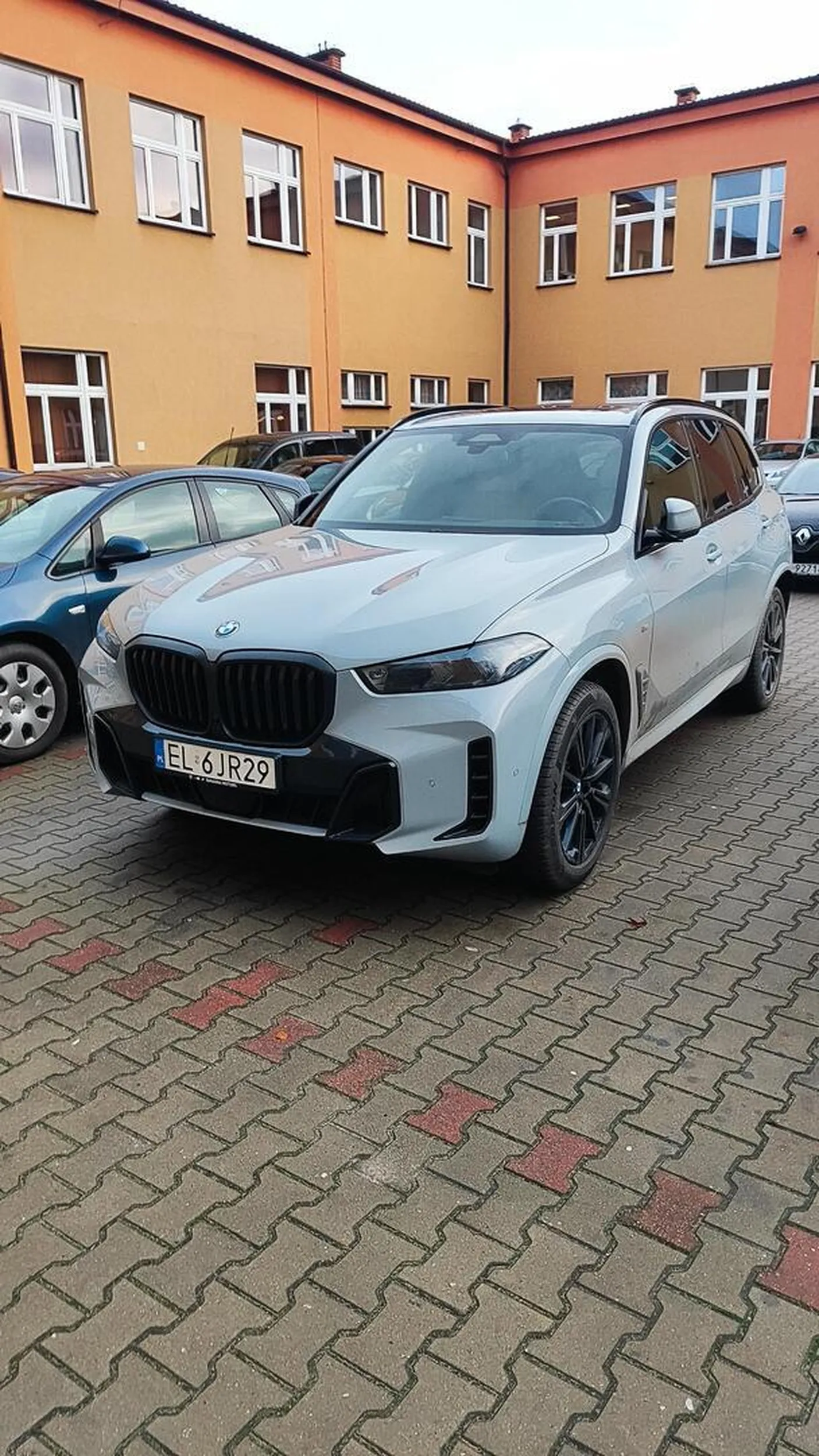 Jak się nie umię parkować samochodem z kamerą 360 i 30 czujnikami to doradzam przerzucić się na rower albo autobus.