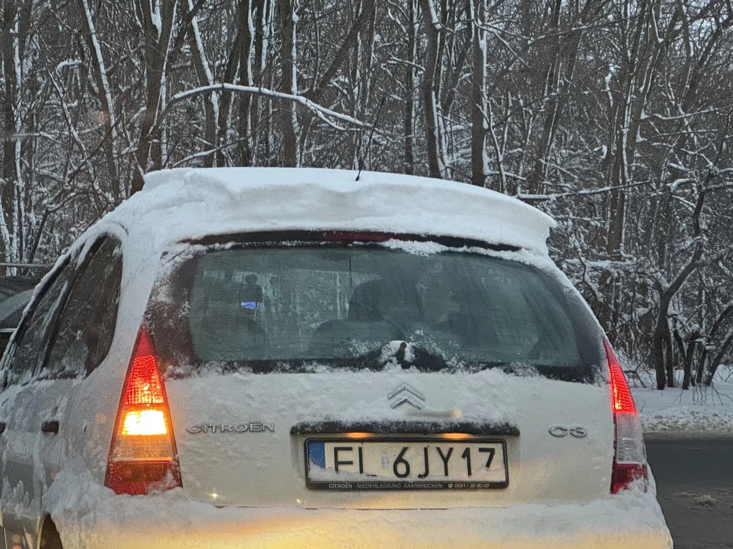 Mistrz odśnieżania auta