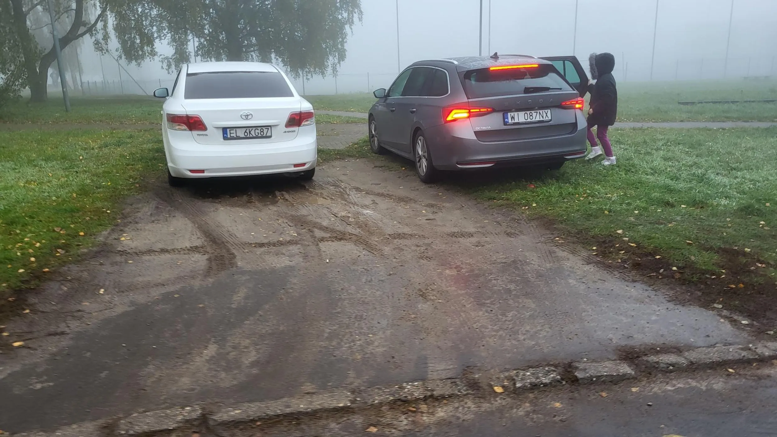 Dziękujemy za niszczenie trawnika na naszym osiedlu