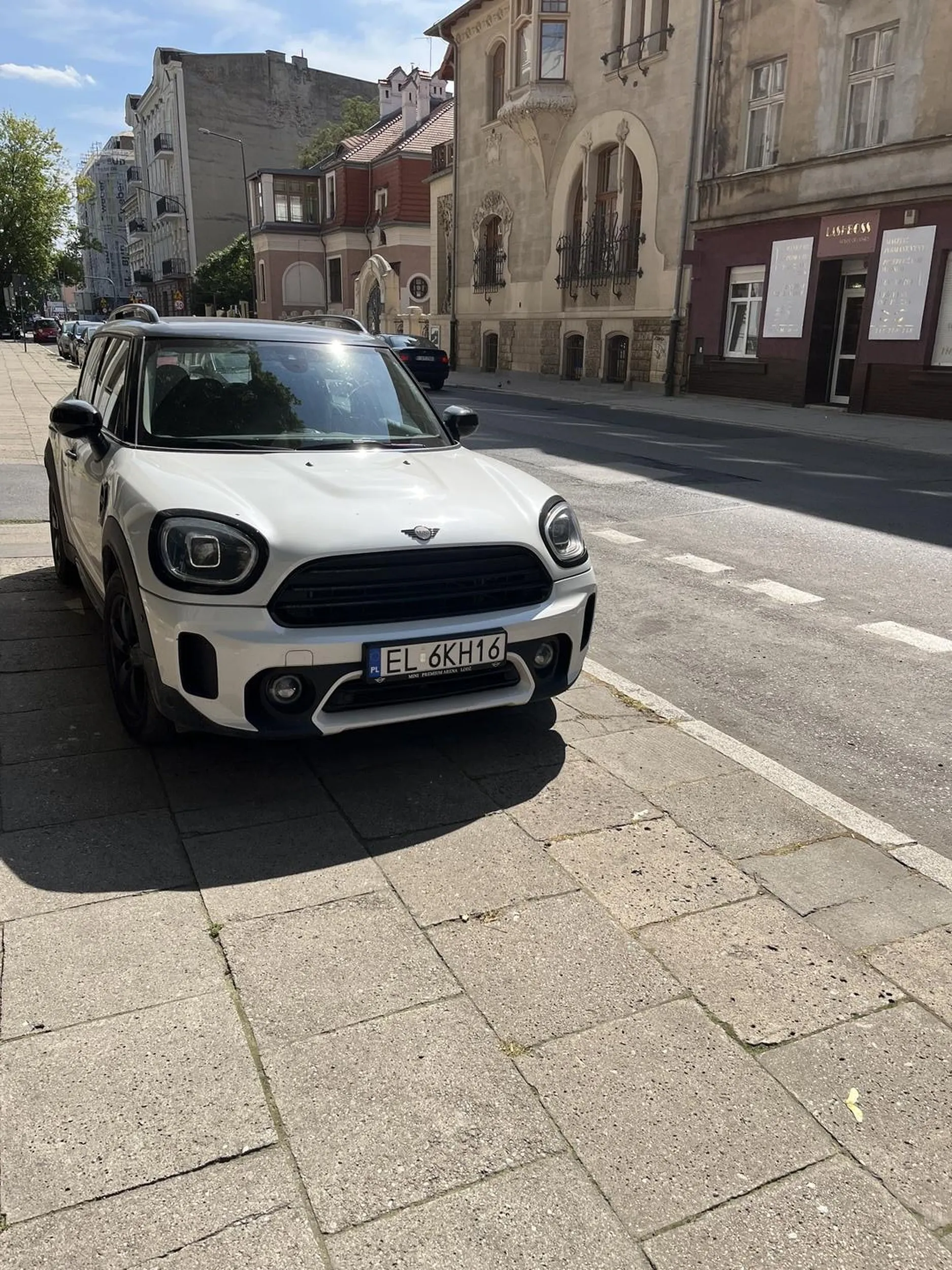 Omija strefę płatnego parkowania i parkuje na chodniku