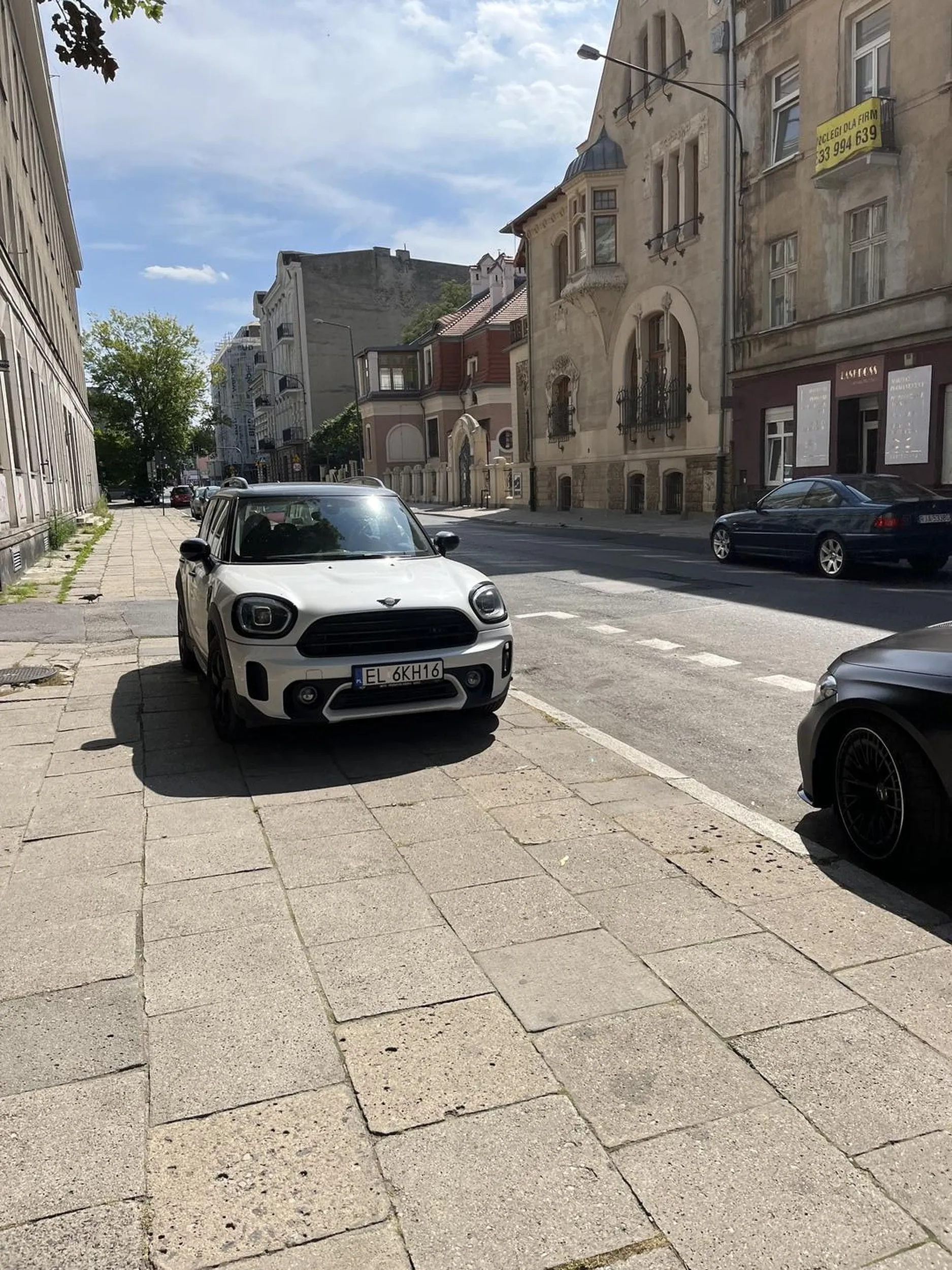 Omija strefę płatnego parkowania i parkuje na chodniku