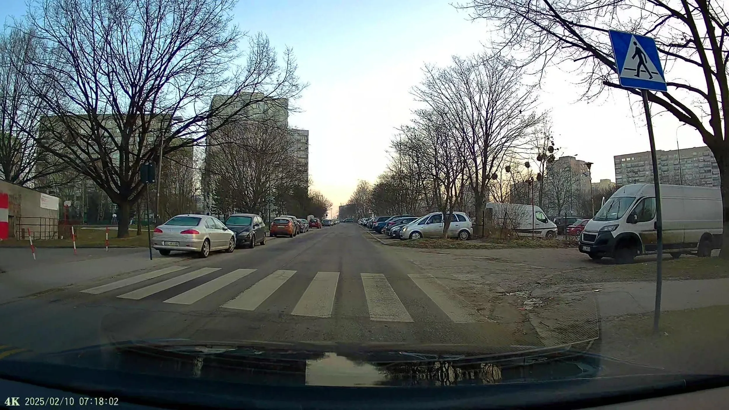 Nie wolno parkować pojazdu na chodniku w odległości mniejszej niż 10 metrów przed przejściem dla pieszych.