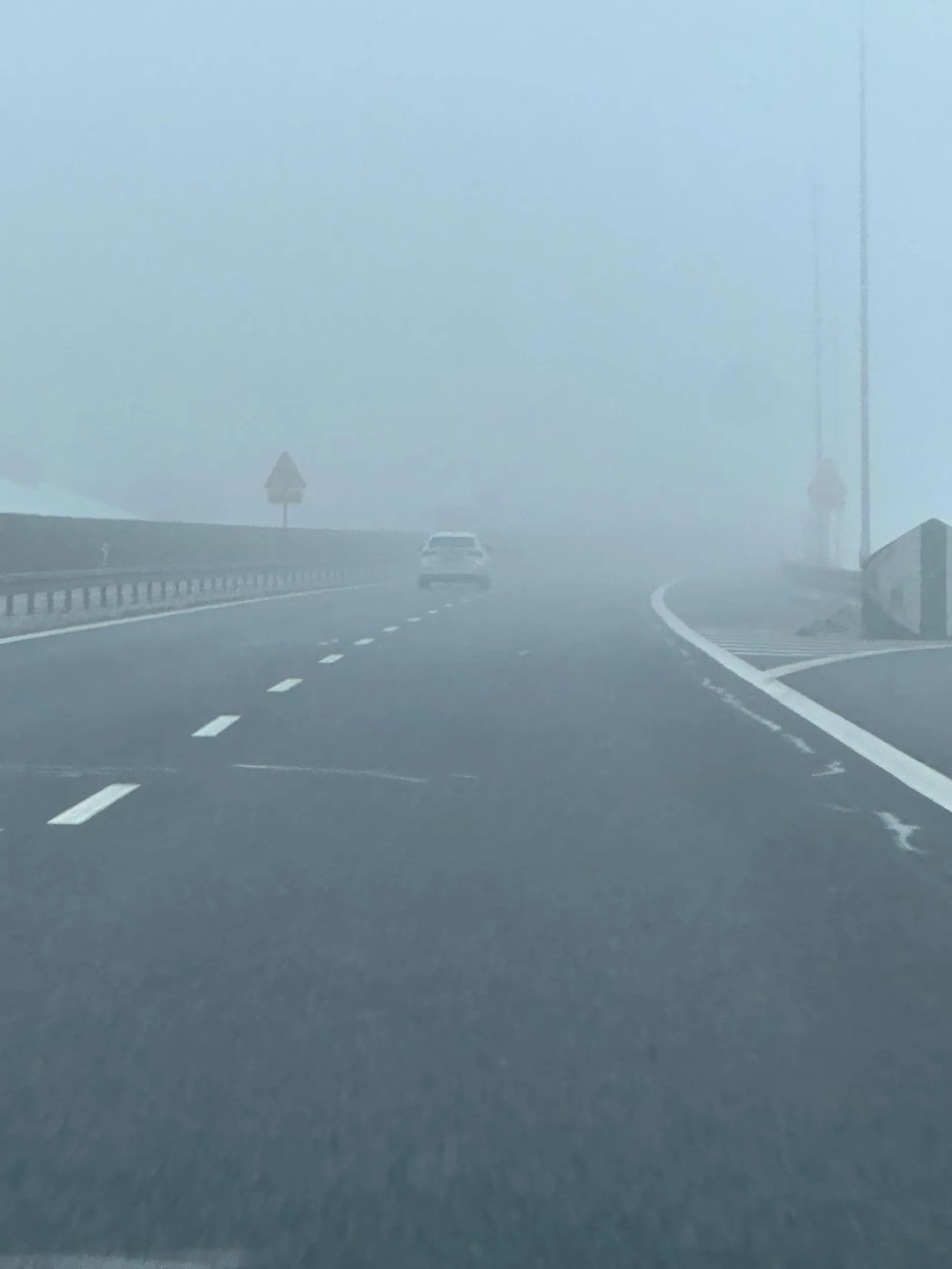 Mistrzyni lewego pasa na autostradzie. Mimo 10km wolnego prawego, nadal ciśnie po lewym. Prędkość zmienna, między 120-160, ciągłe mijanki… tragedia, ciężko myśleć, jak się ciągle rozmawia przez telefon