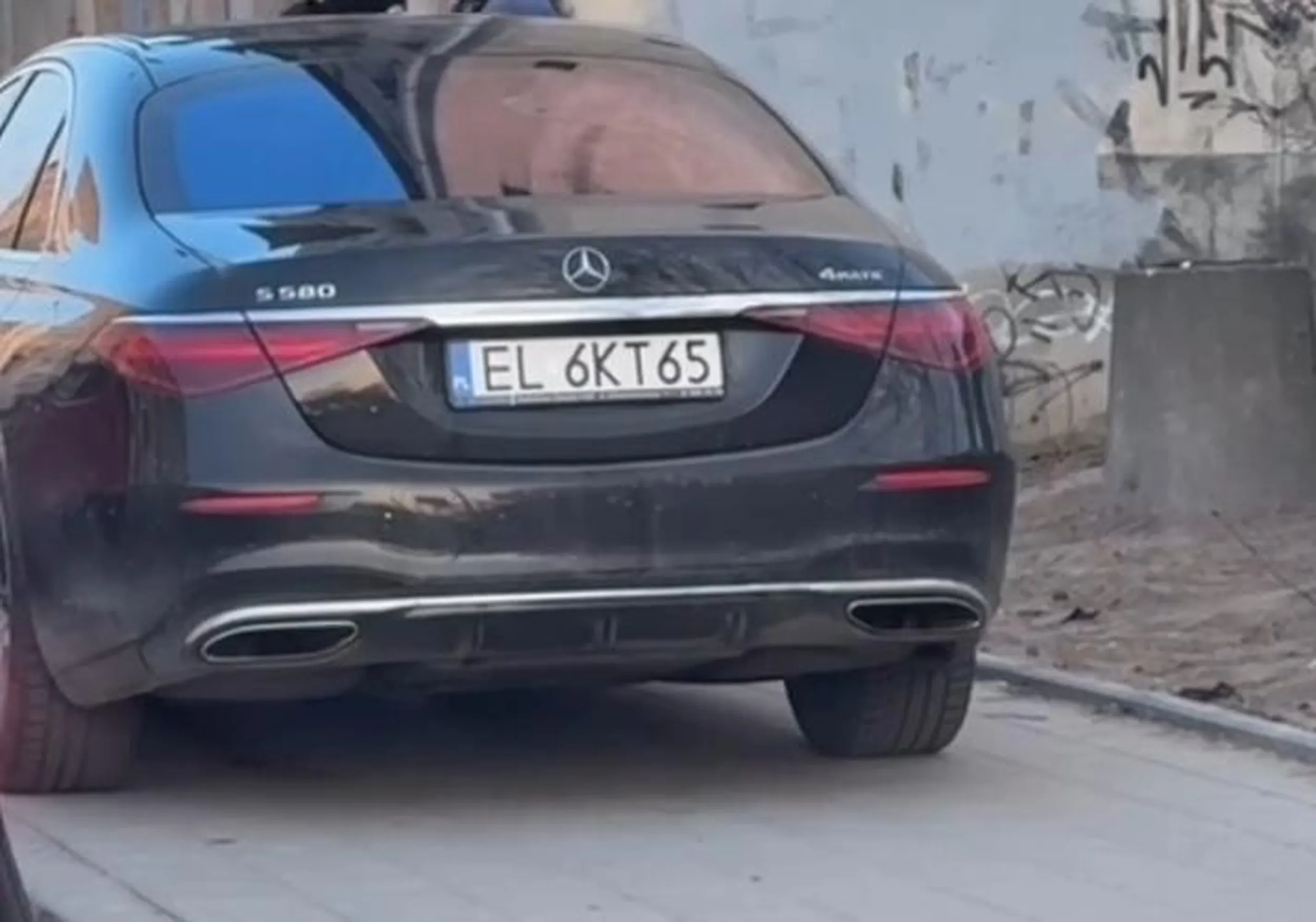 Gość jest totalnym prostakiem, parkuje na chodniku nie pozostawiając miejsca dla pieszych, odjeżdżając najechał żulowi na piętę i nie udzielił pierwszej pomocy :(