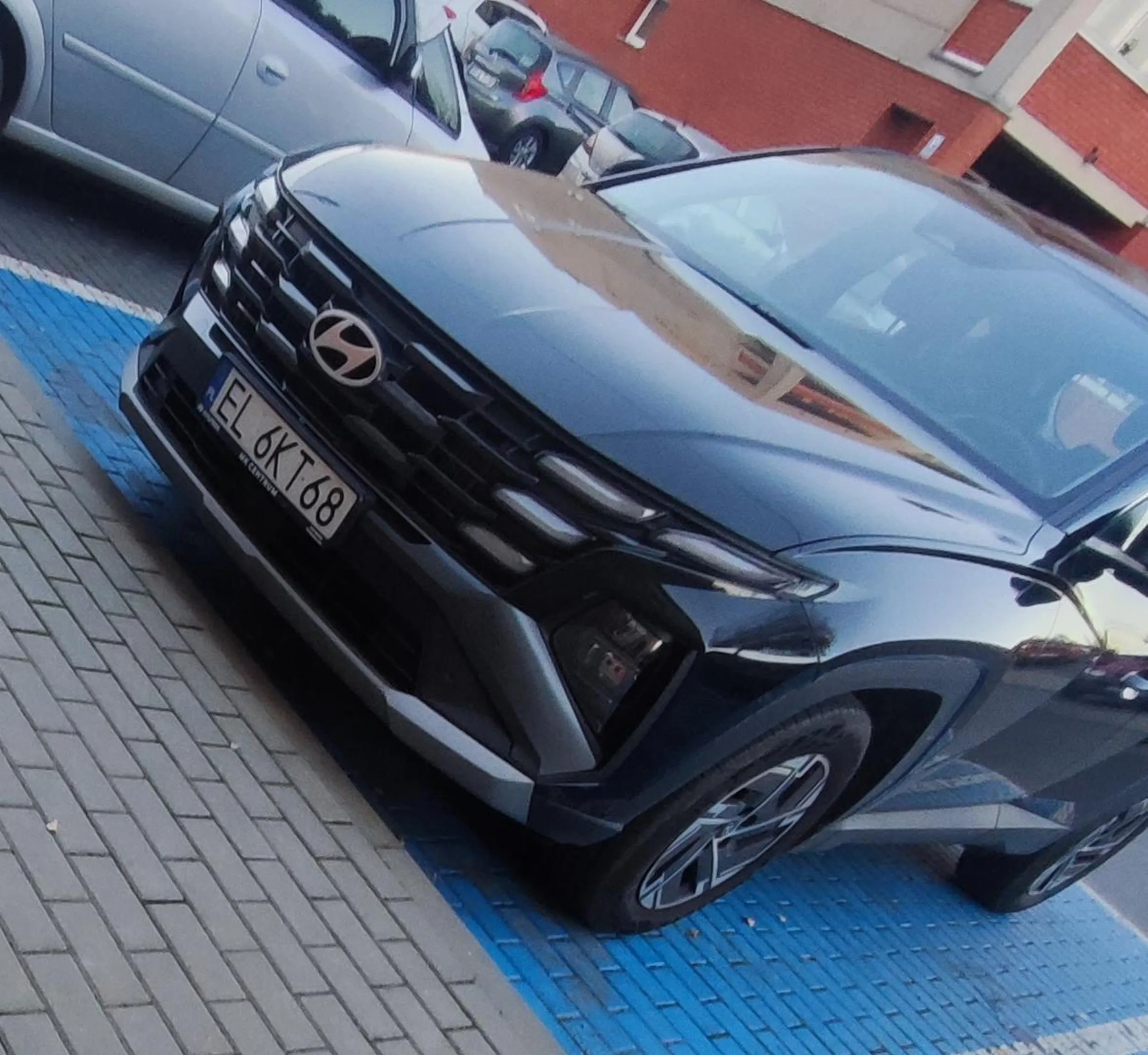 Kilka miesięcy spokoju i znowu auto zaczęło parkować na miejscu dla osób niepełnosprawnych mimo braku legitymacji. Wiele zgłoszeń i widać skutków brak.