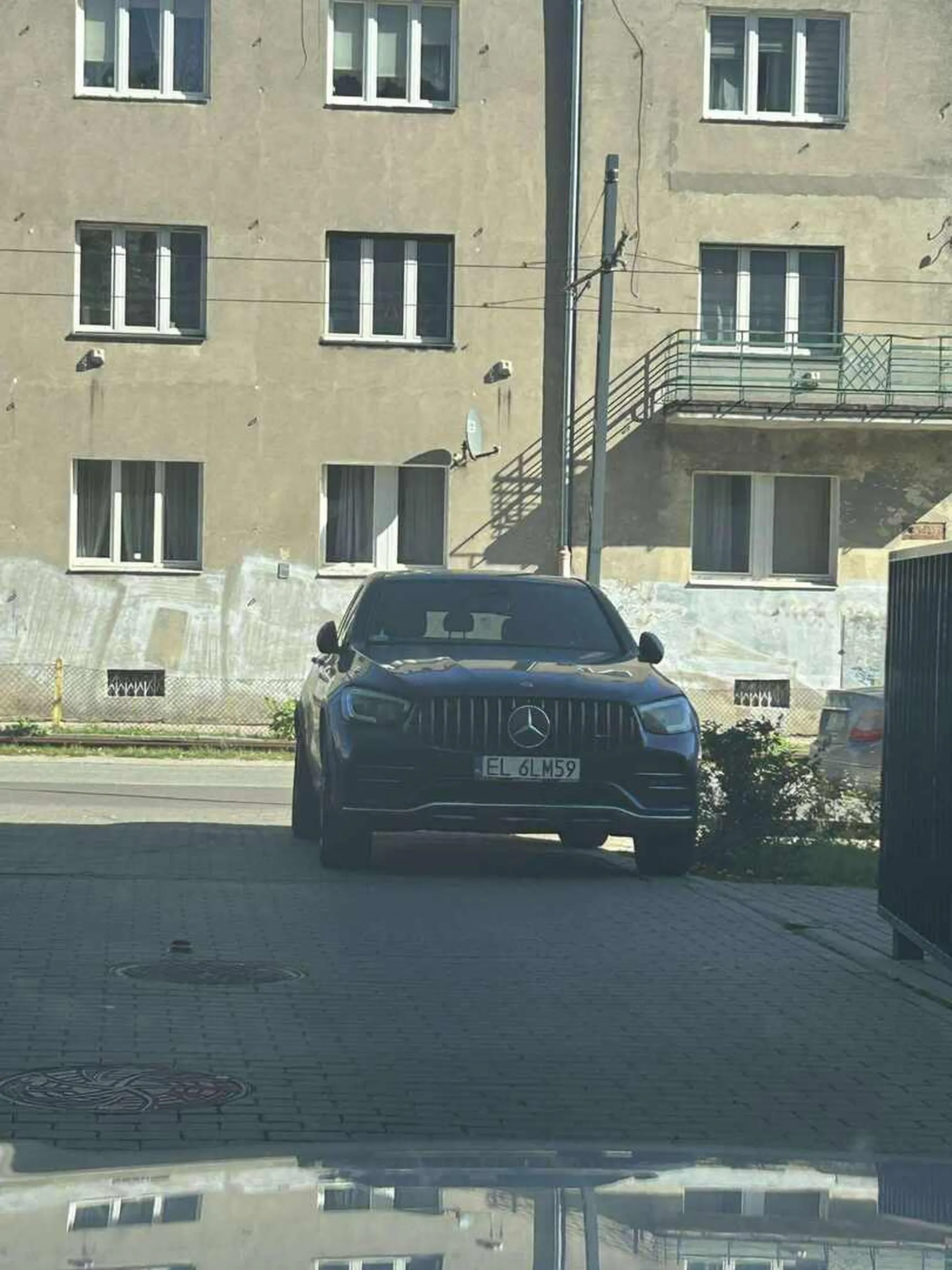 Bystrzak co zastawia notorycznie drogi pożarowe w łodzi.