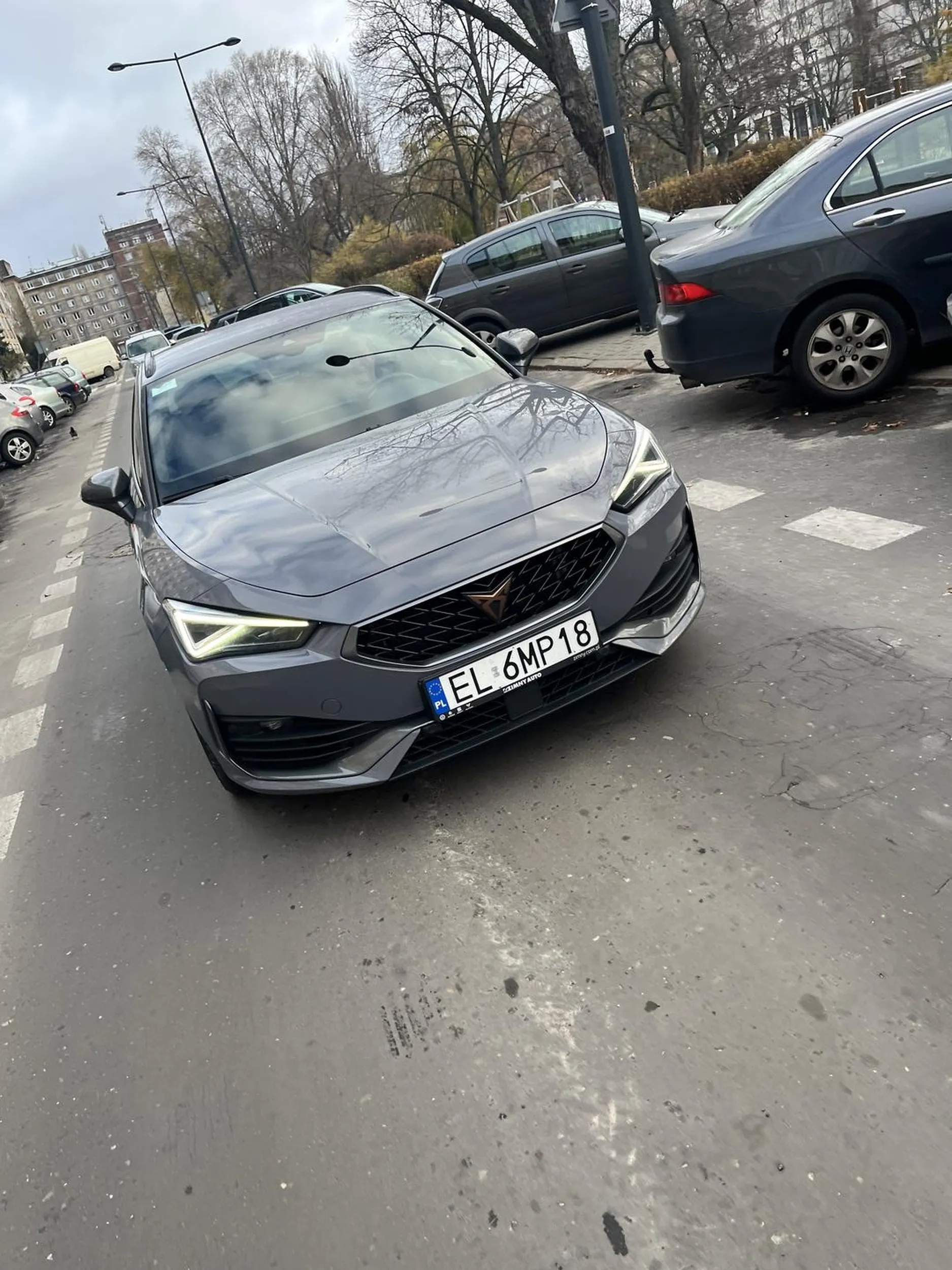 Nie przepuścił mnie na pasach, wręcz wjechał mi pod nogi, ze strachu upuściłam swoje rzeczy. Dogoniłam go na światłach, był bardzo z siebie zadowolony. Nie wiem, może w Łodzi standardem jest brak kultury. Odprowadziłam Pana do świateł idąc przed jego maską 5min.