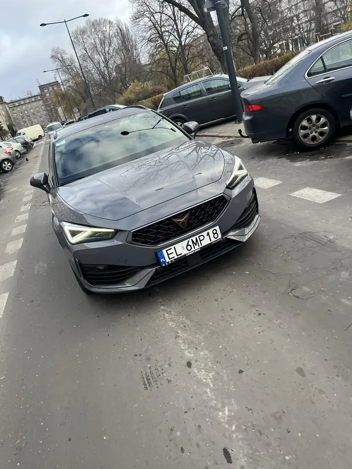 Nie przepuścił mnie na pasach, wręcz wjechał mi pod nogi, ze strachu upuściłam swoje rzeczy. Dogoniłam go na światłach, był bardzo z siebie zadowolony. Nie wiem, może w Łodzi standardem jest brak kultury. Odprowadziłam Pana do świateł idąc przed jego maską 5min.