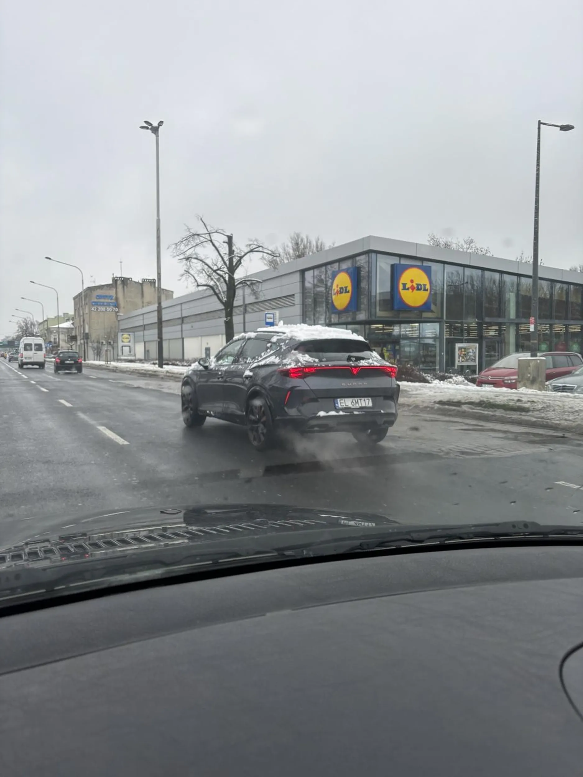 Dziadek, trzeba było se kupić niższe auto jak nie dosięgasz żeby dach odśnieżyć