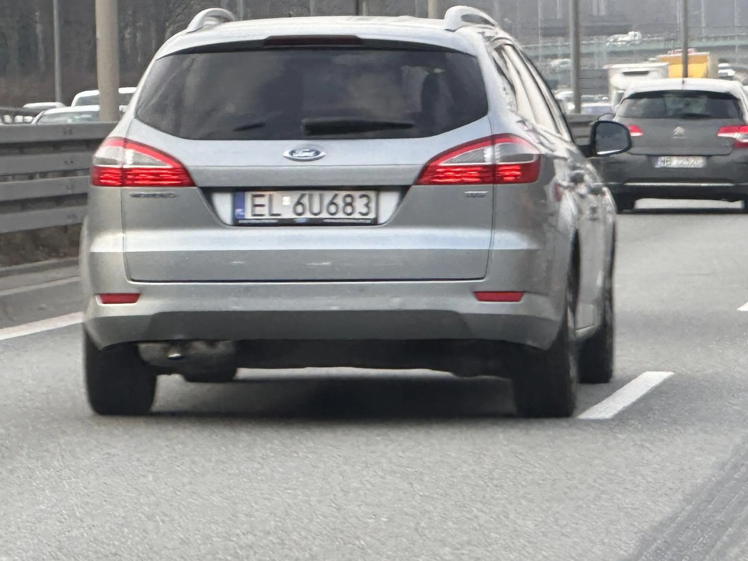 Człowiek z adhd, skręca z drogi z środkowego kasa? Zmienia pasy co chwilę, trzymając telefon, slalom między autami przez całą eskę.  Trzymać się z daleko bo o wypadek nie trudno